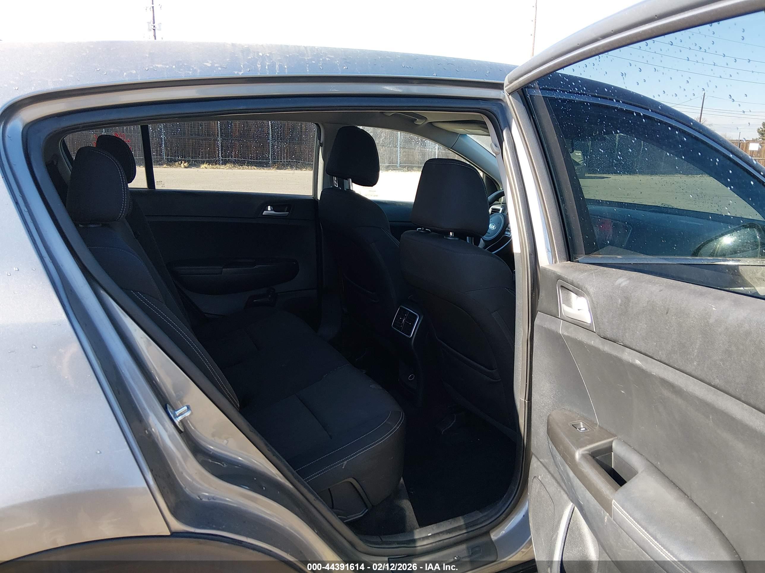 KIA SPORTAGE image 8
