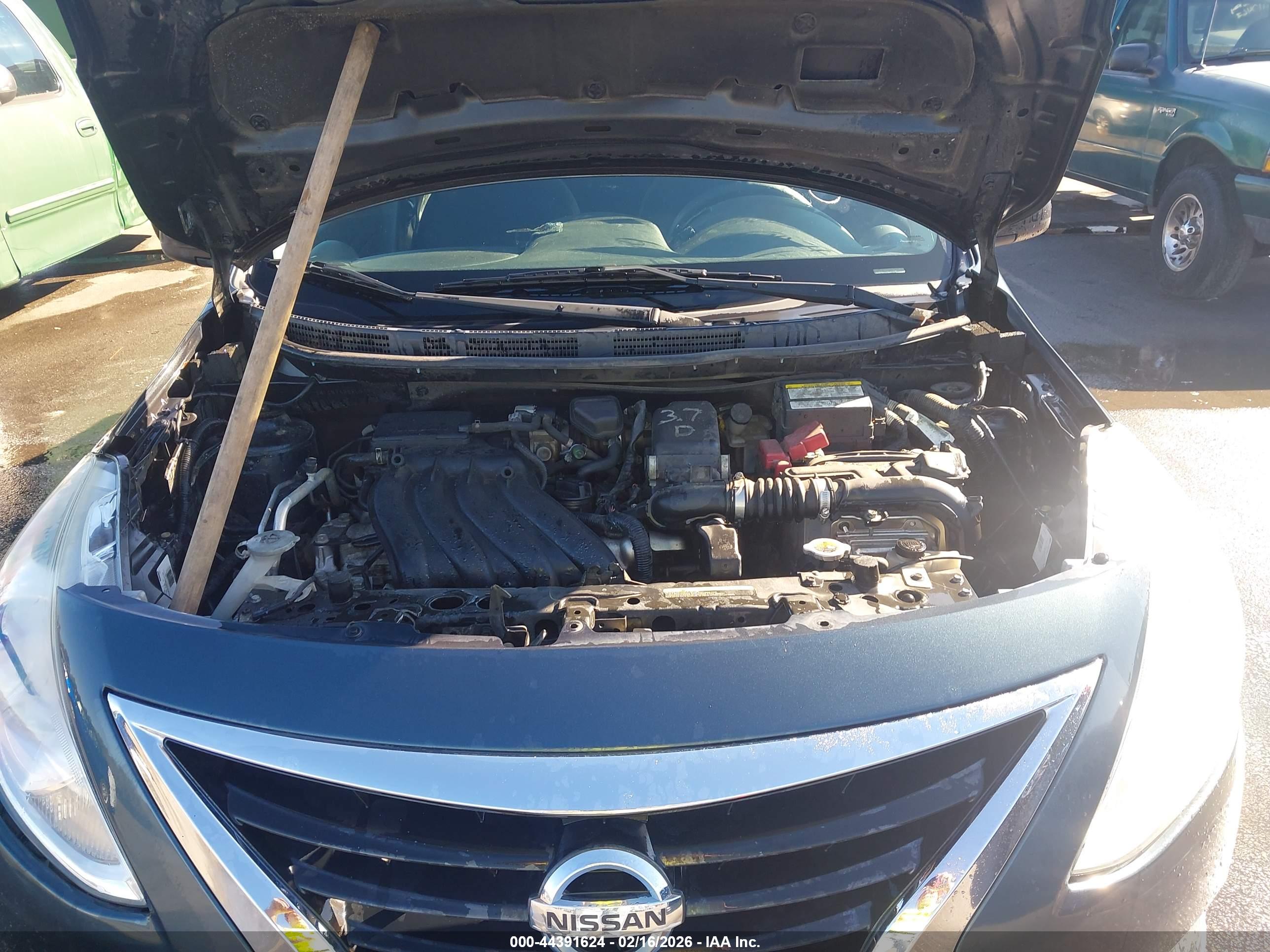 NISSAN VERSA image 10