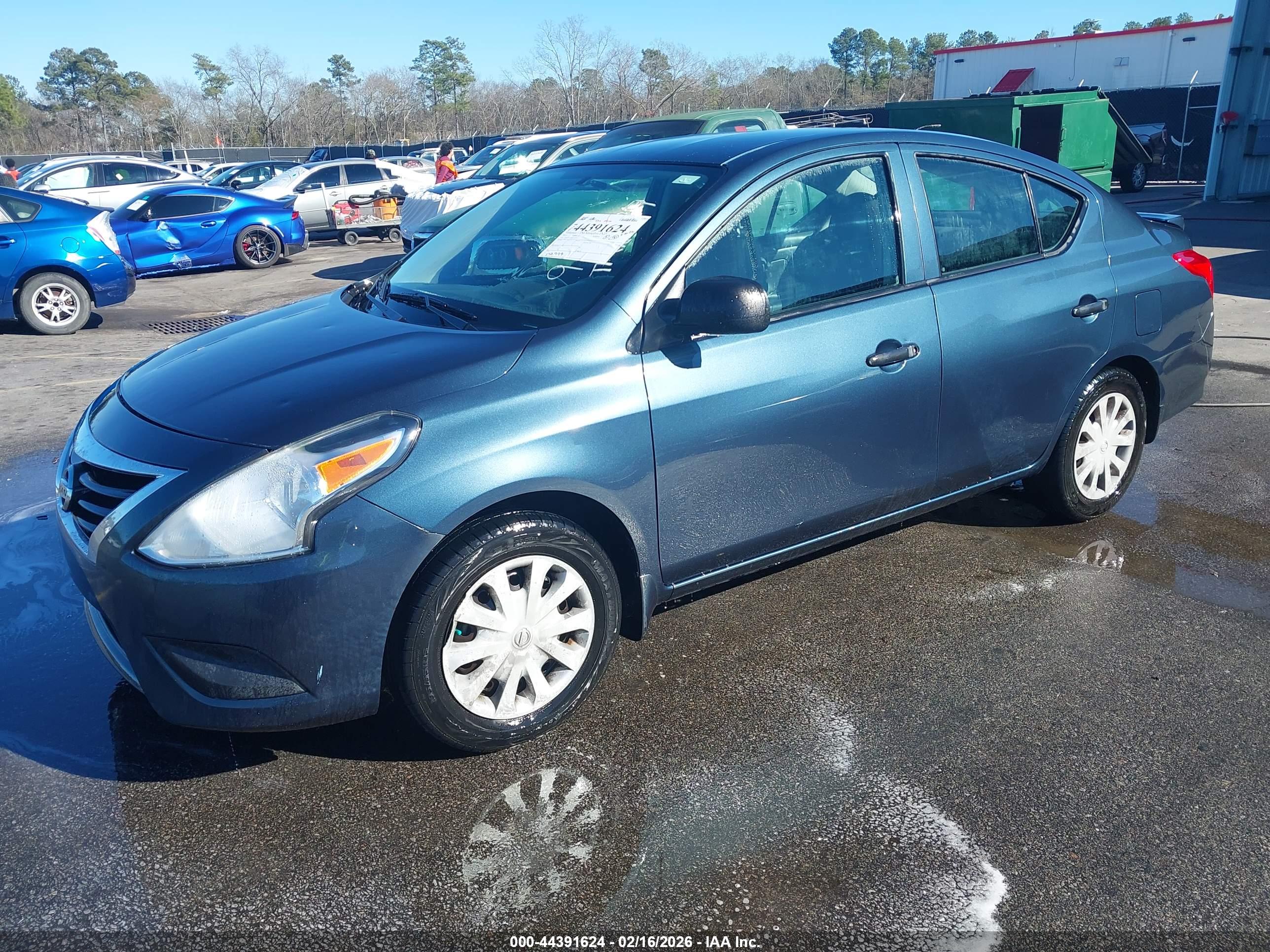 NISSAN VERSA image 2