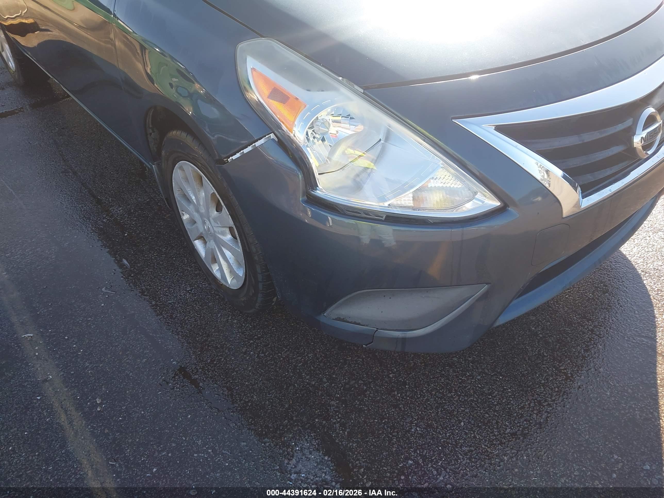 NISSAN VERSA image 6