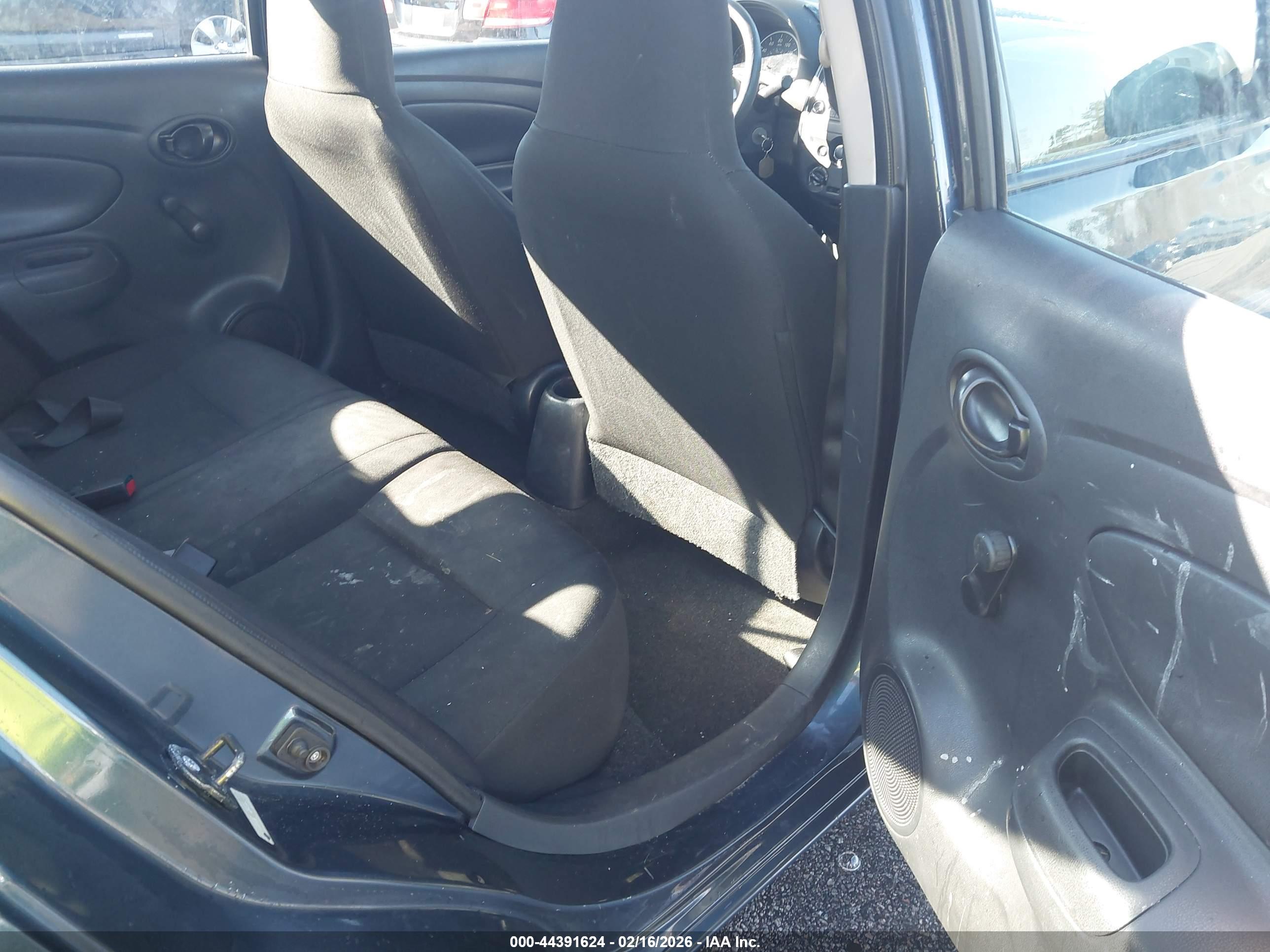 NISSAN VERSA image 8
