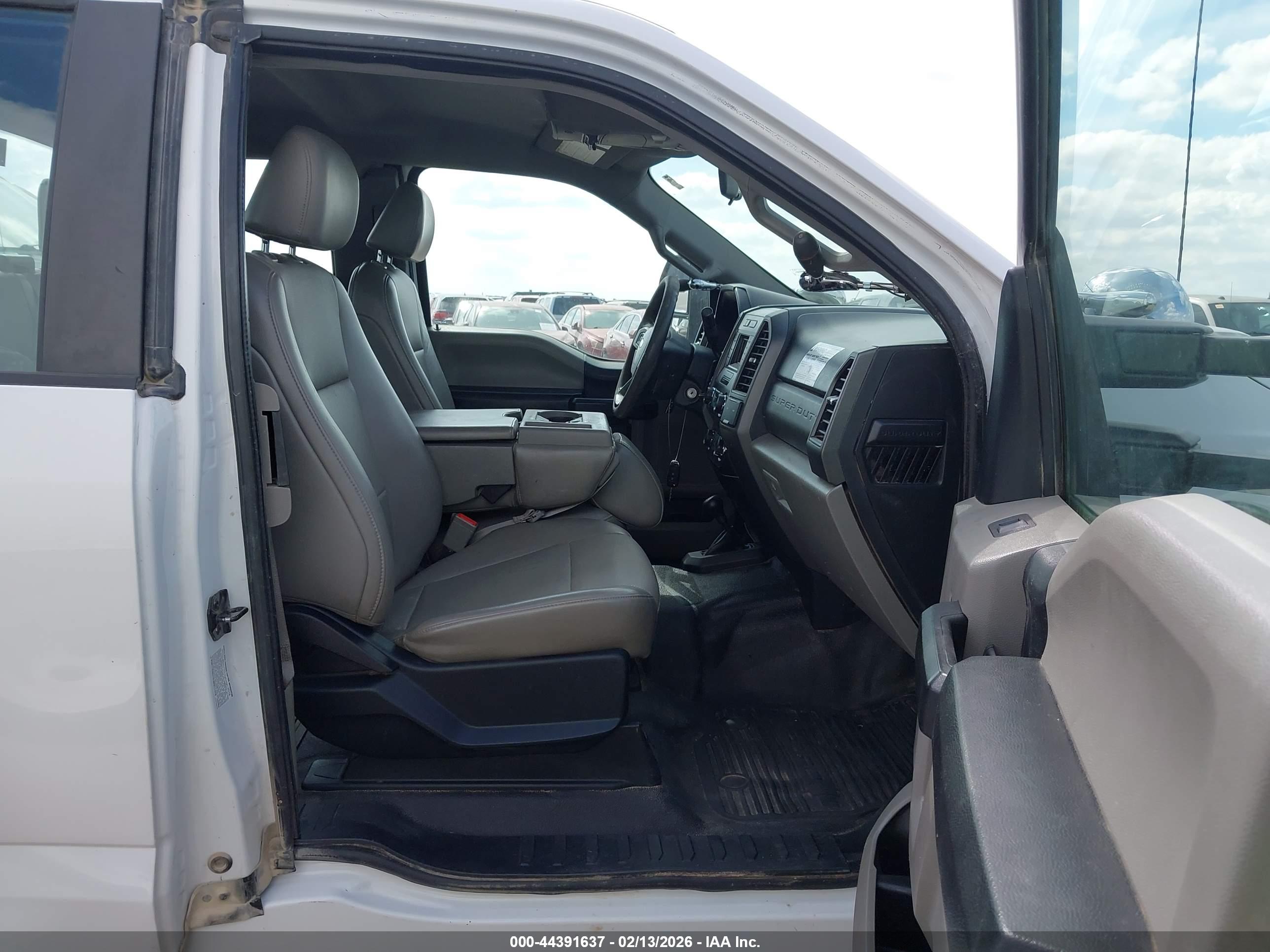 FORD F-550 image 8