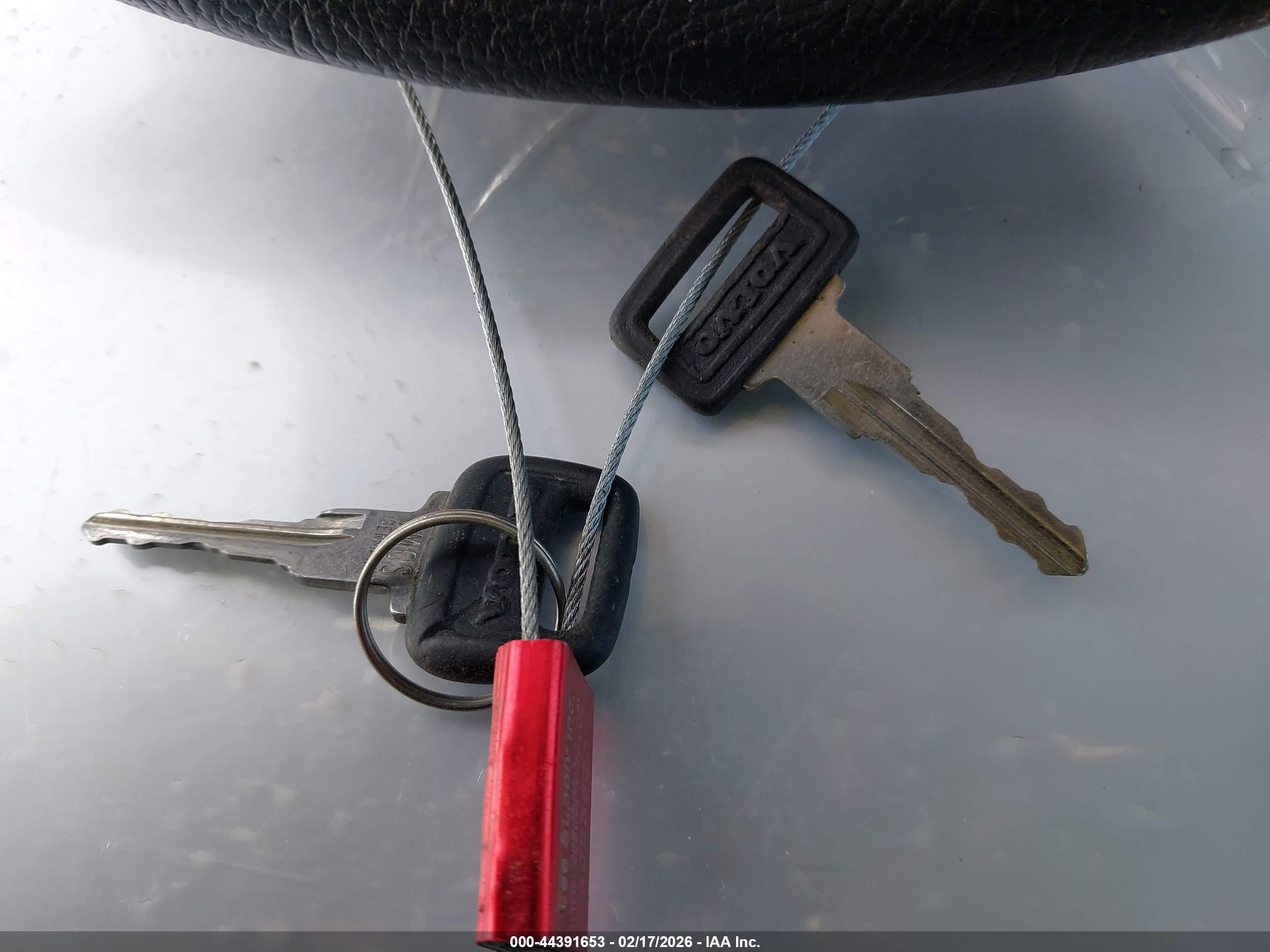 VOLVO 240 image 11