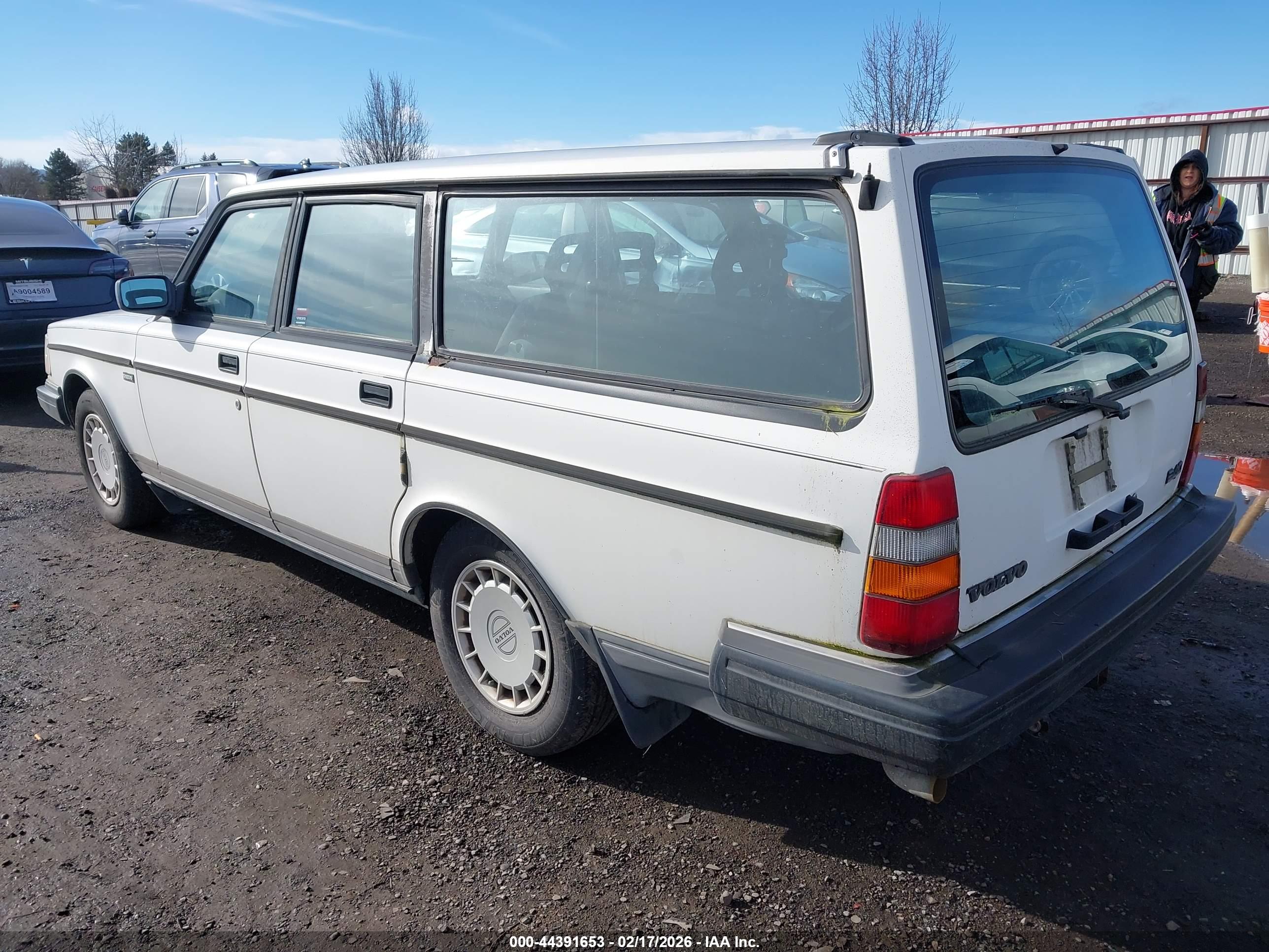 VOLVO 240 image 3