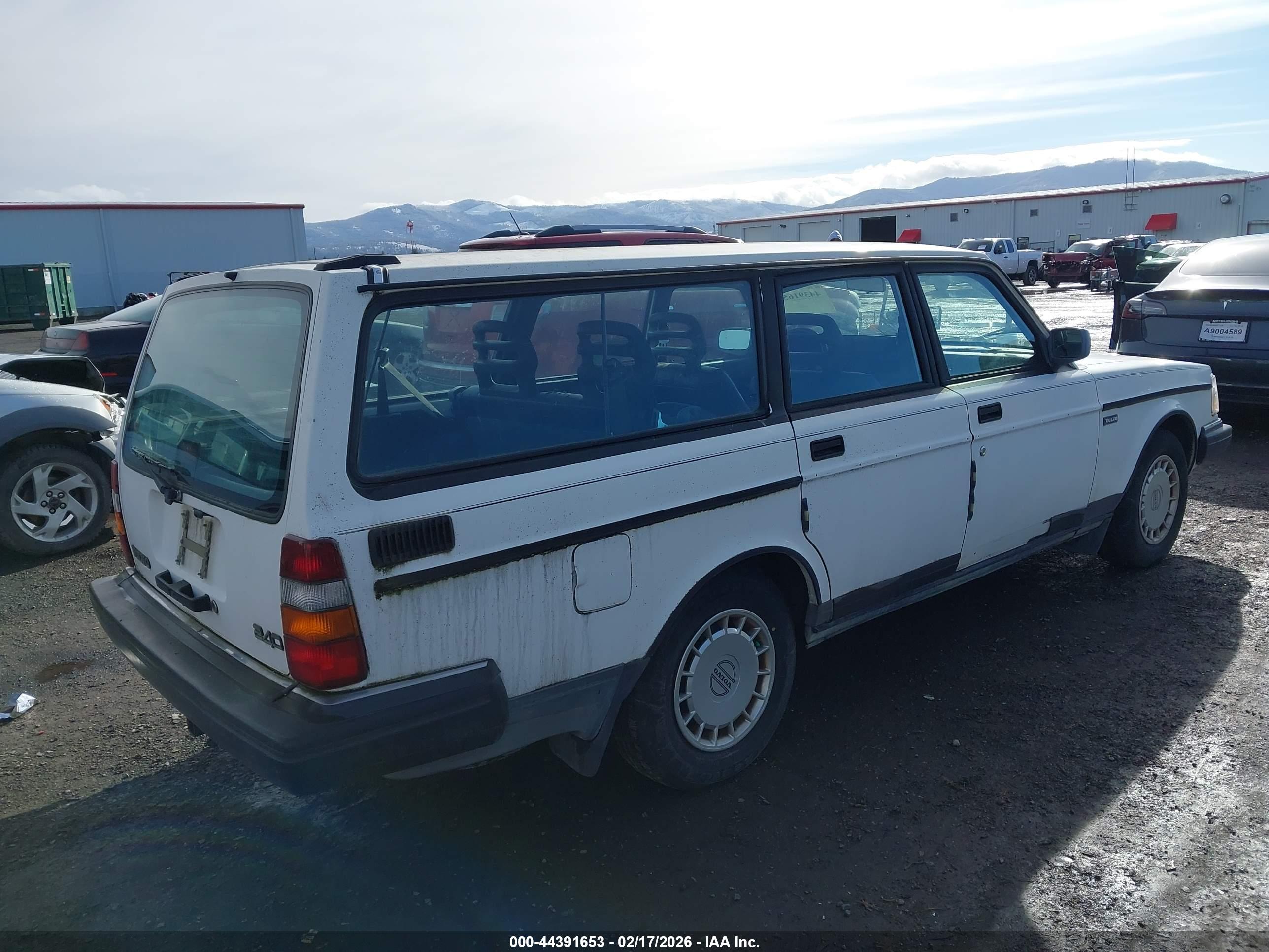 VOLVO 240 image 4