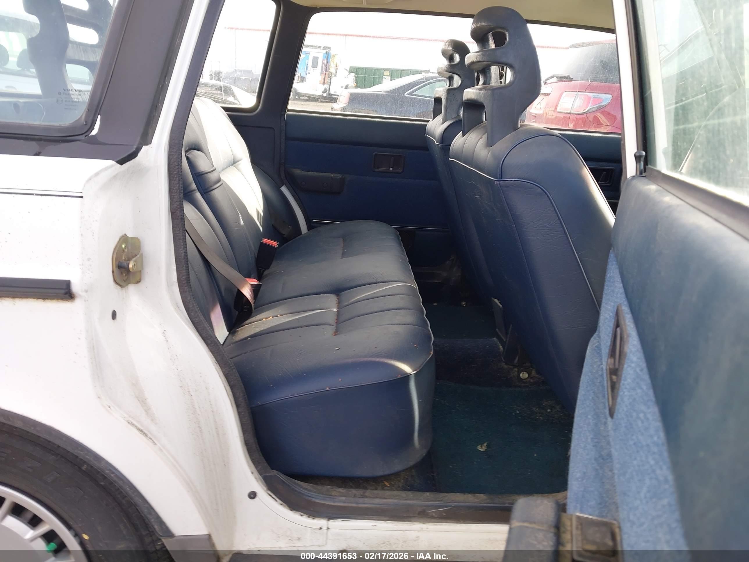 VOLVO 240 image 8