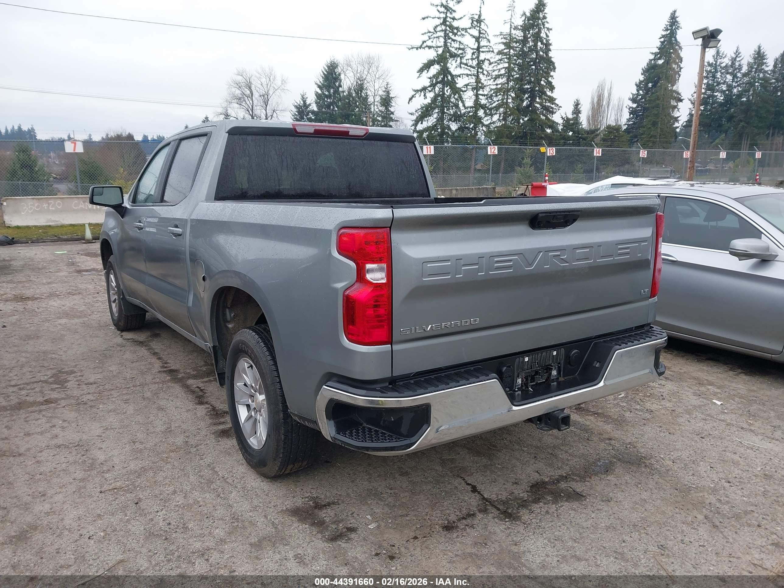 CHEVROLET SILVERADO image 3