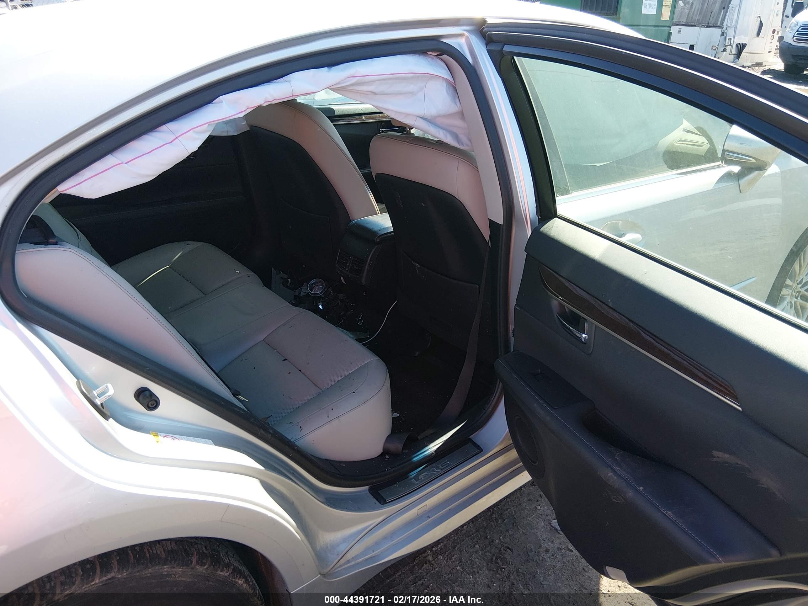 LEXUS ES image 8