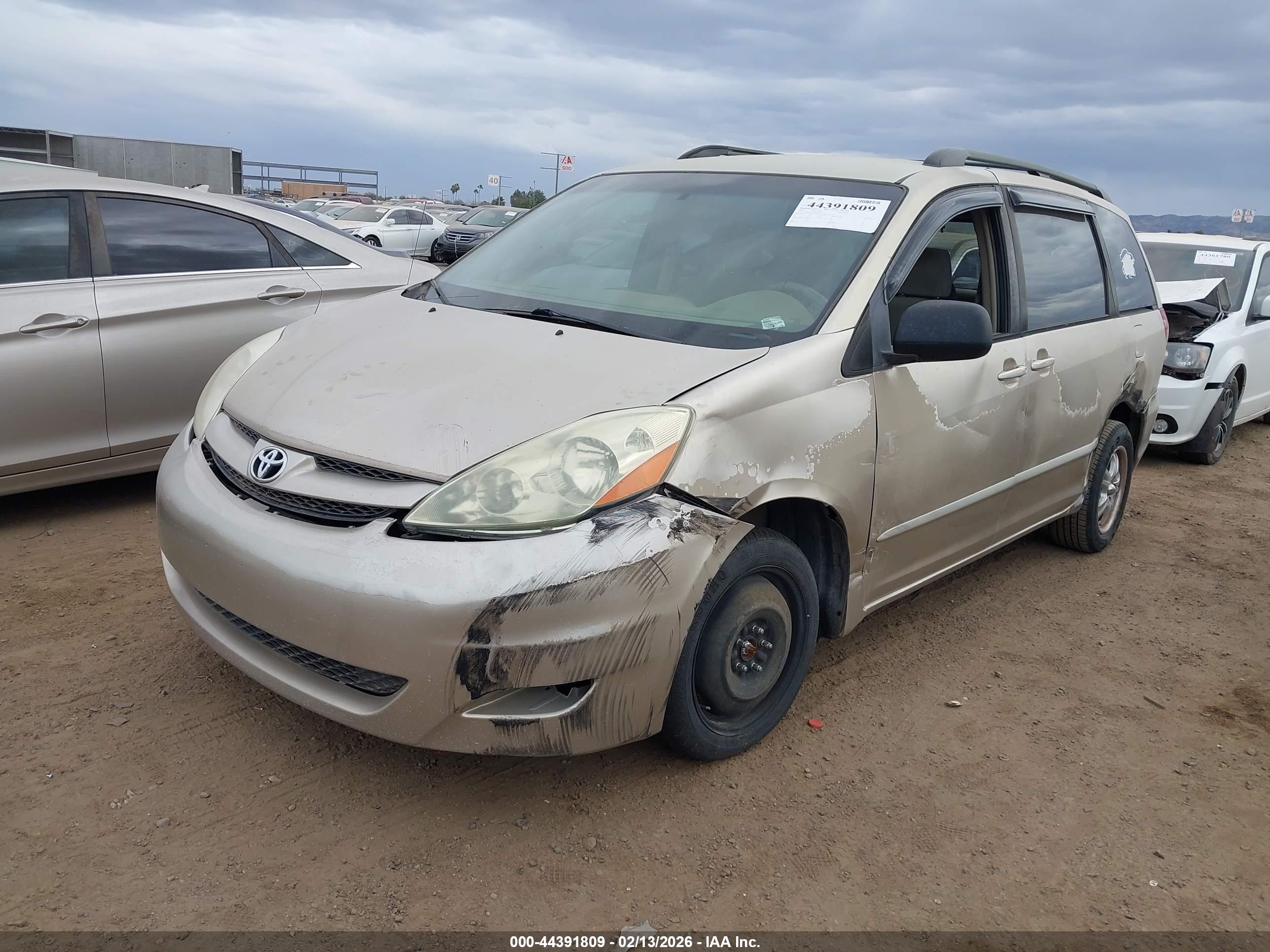 TOYOTA SIENNA image 2