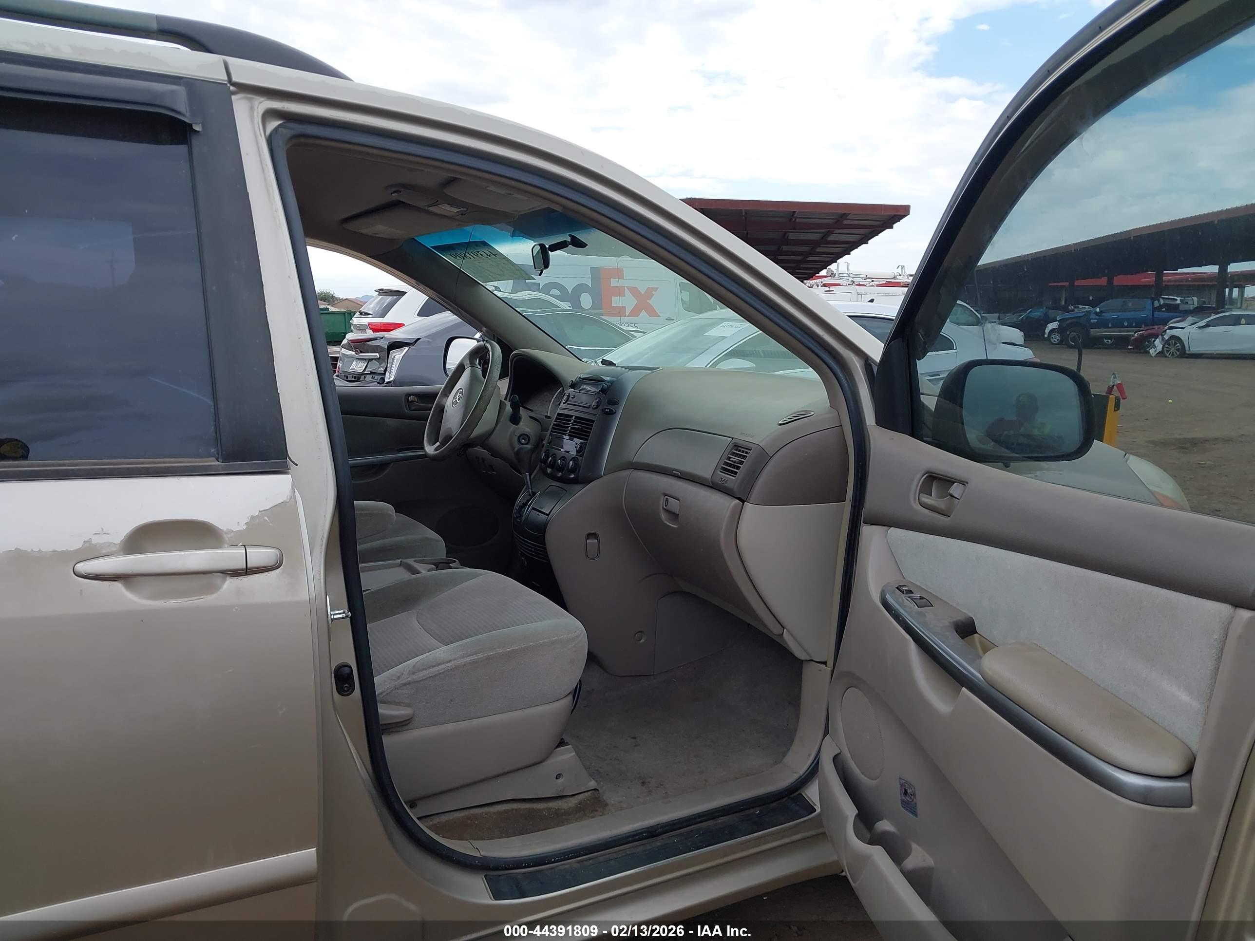 TOYOTA SIENNA image 5