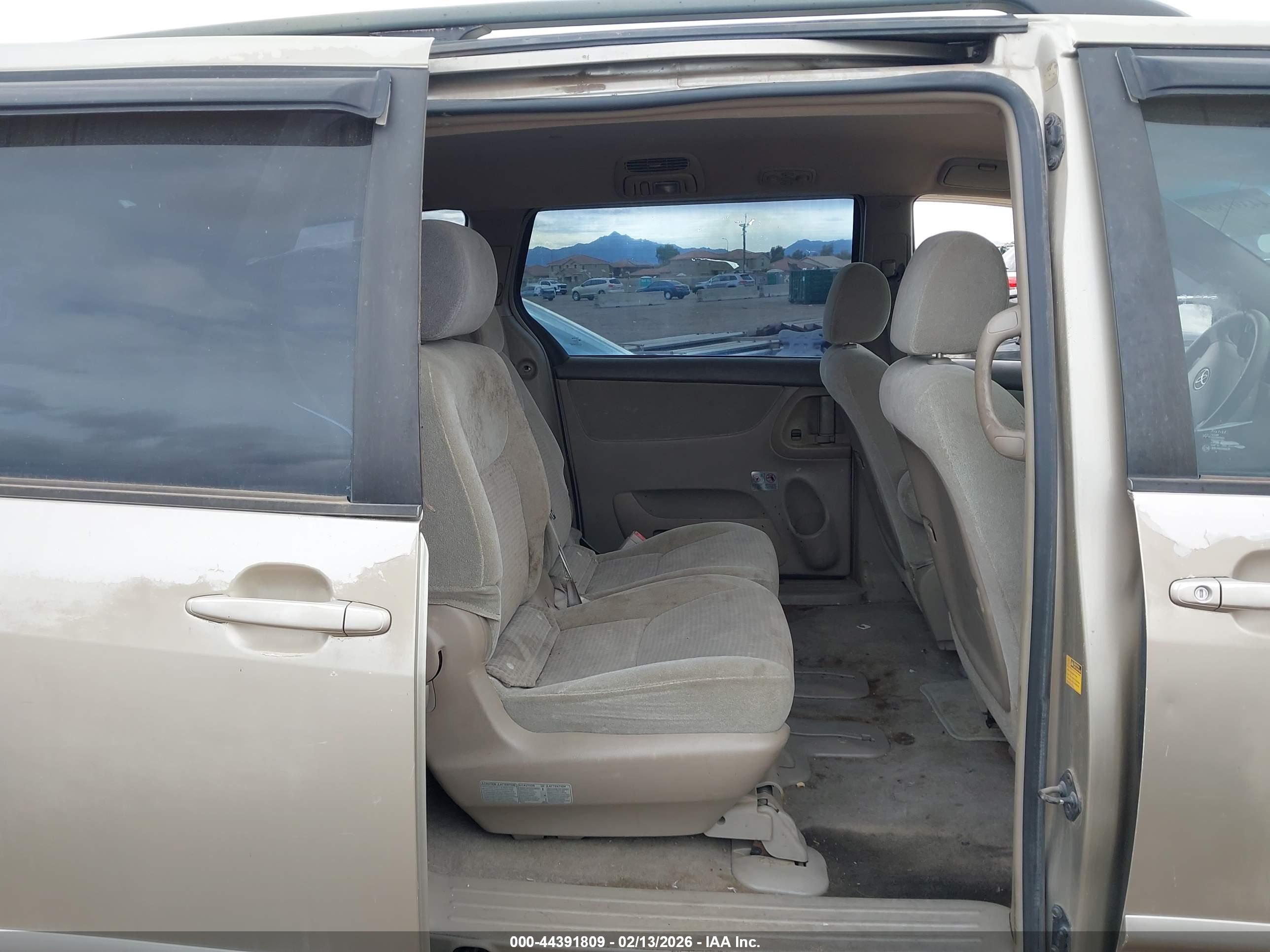 TOYOTA SIENNA image 8