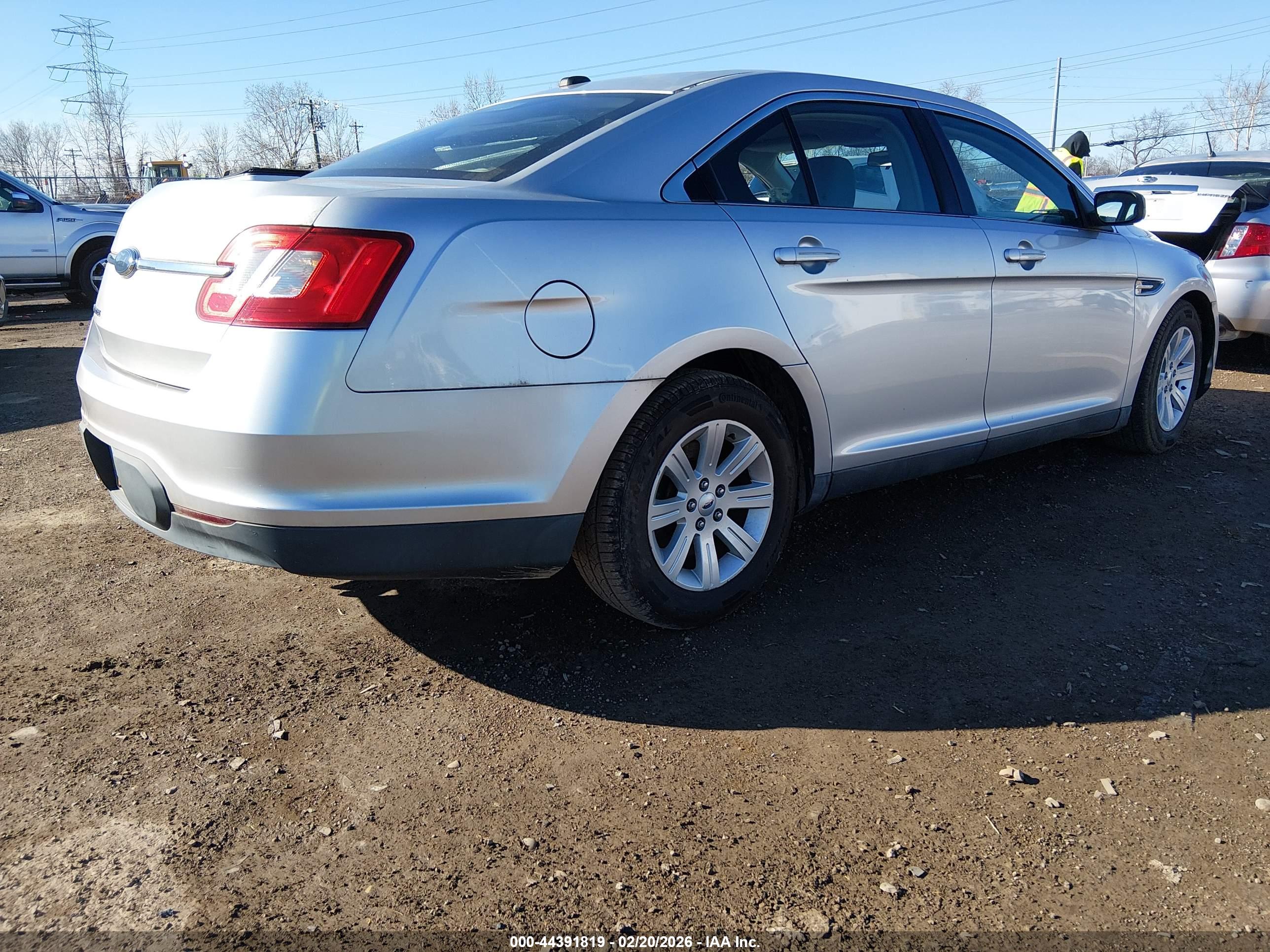 FORD TAURUS image 4