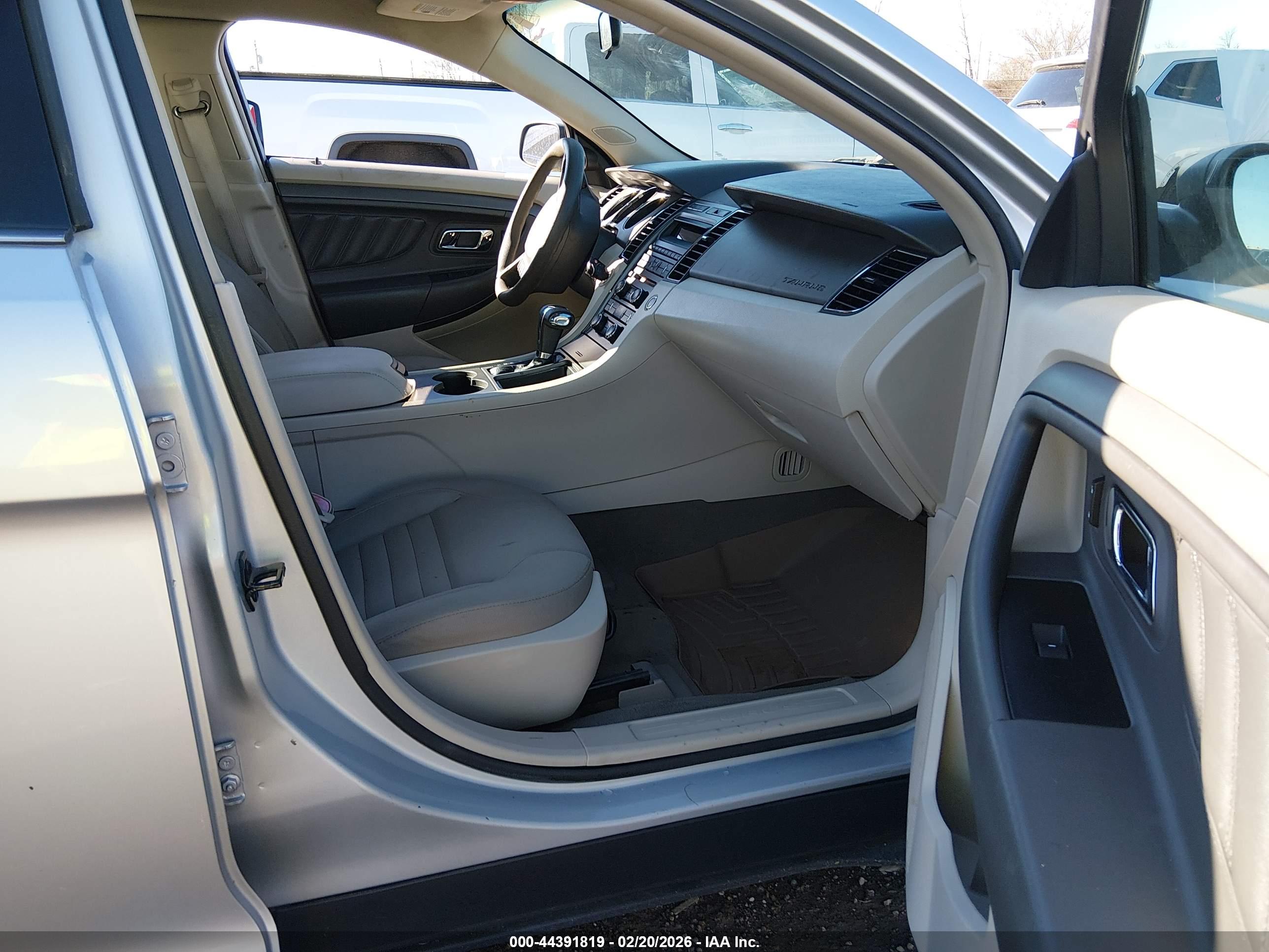 FORD TAURUS image 5