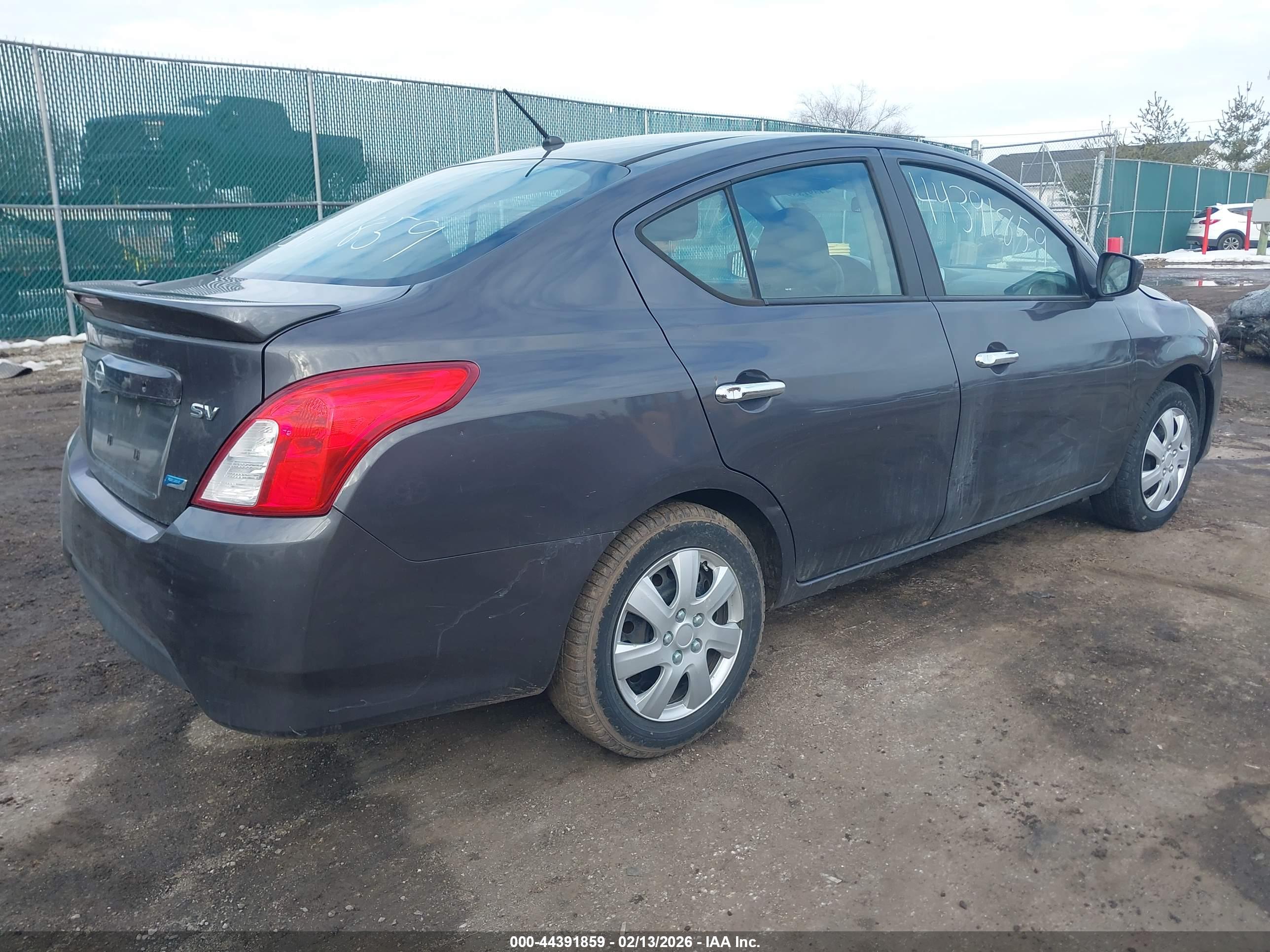 NISSAN VERSA image 4
