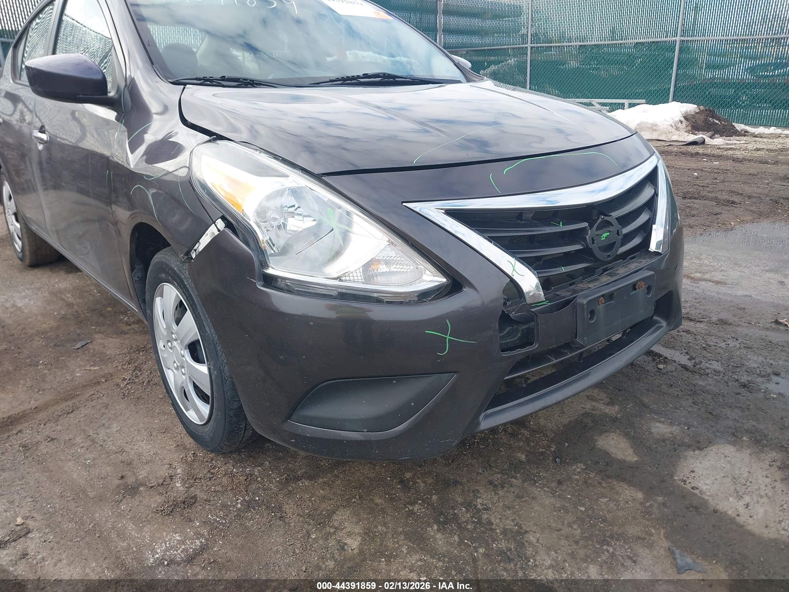NISSAN VERSA image 6