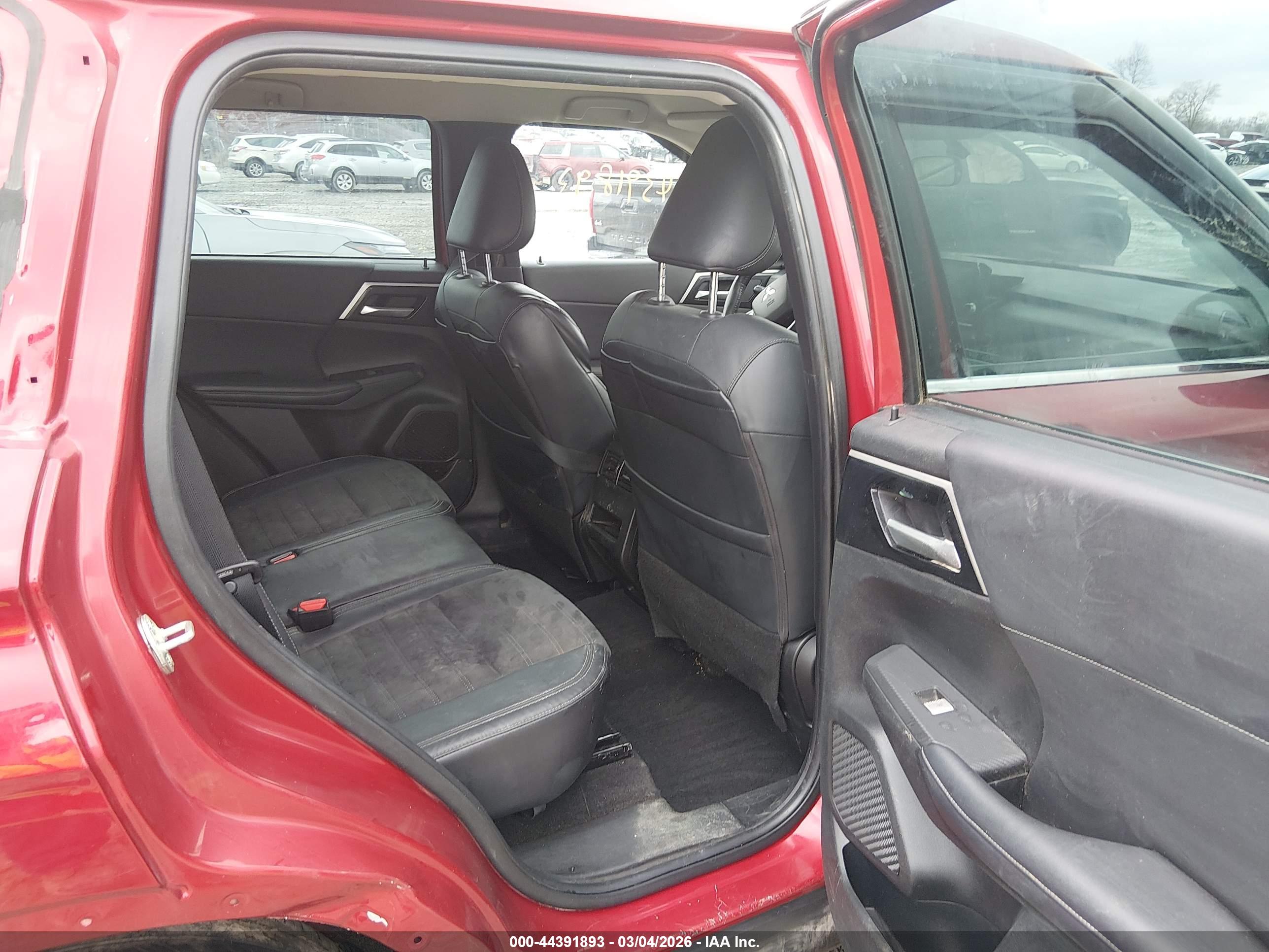 MITSUBISHI OUTLANDER image 8