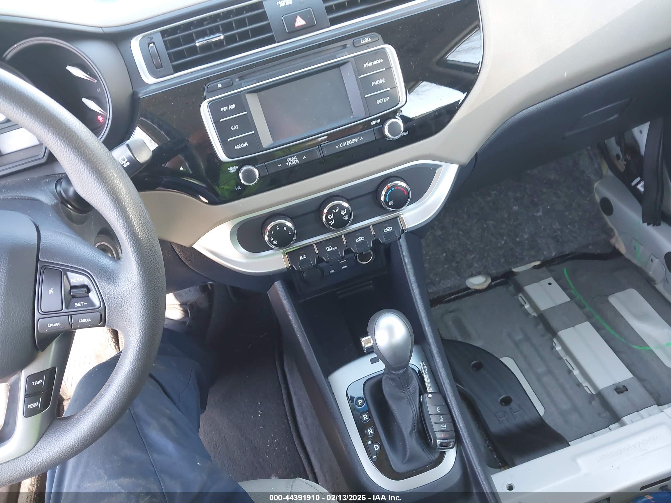 KIA RIO image 11