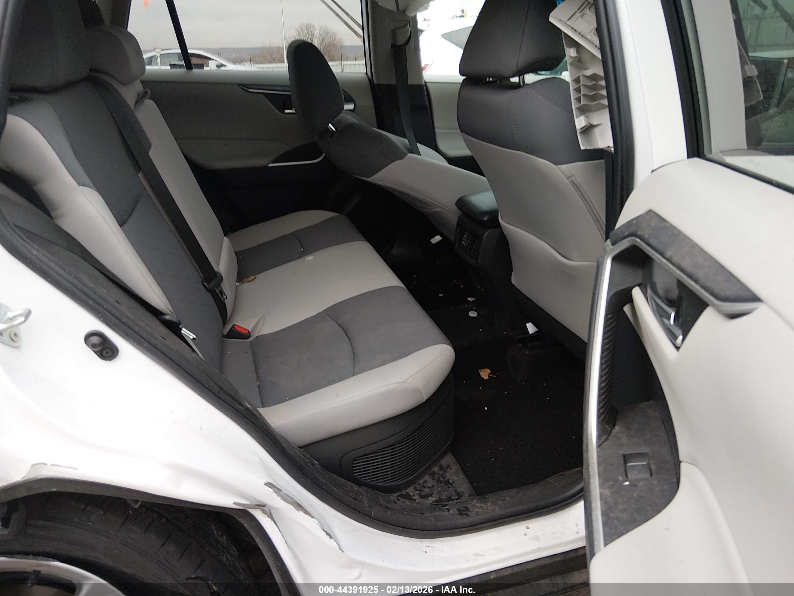 TOYOTA RAV4 image 8