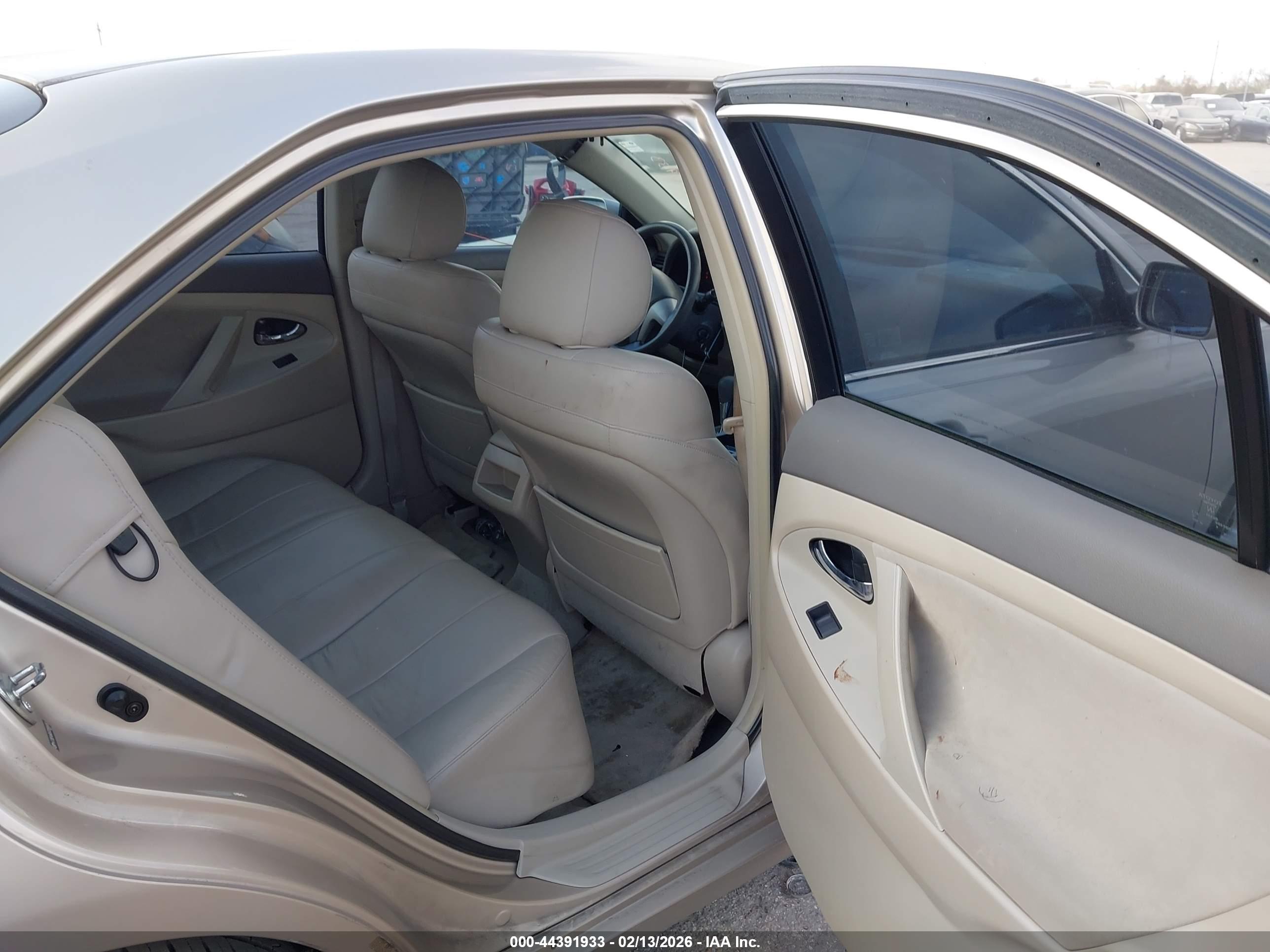TOYOTA CAMRY image 8