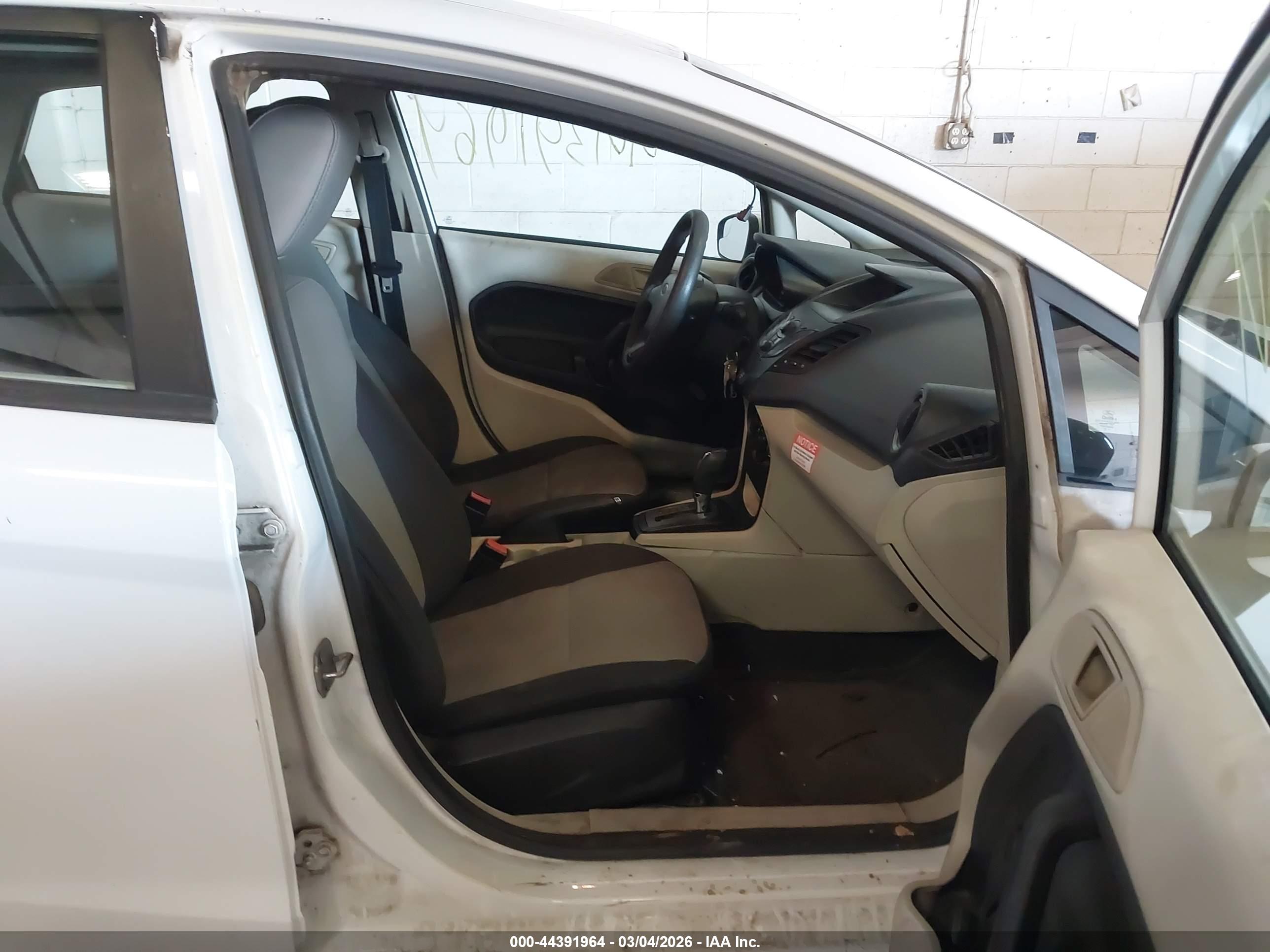 FORD FIESTA image 5