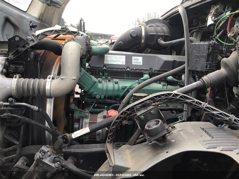 VOLVO VNL image 10