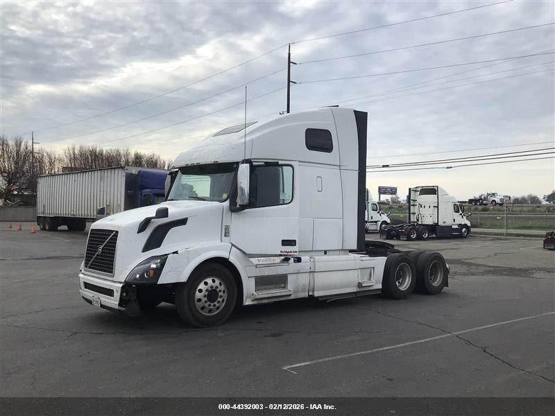 VOLVO VNL image 2