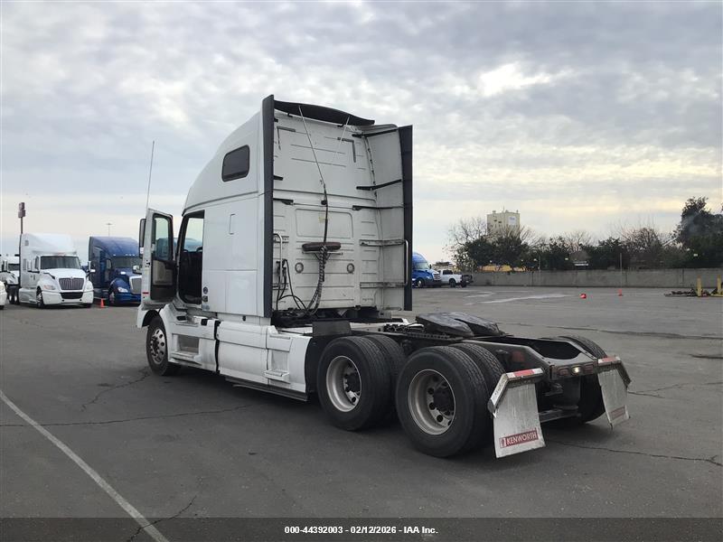 VOLVO VNL image 3