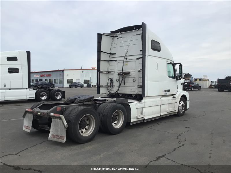 VOLVO VNL image 4