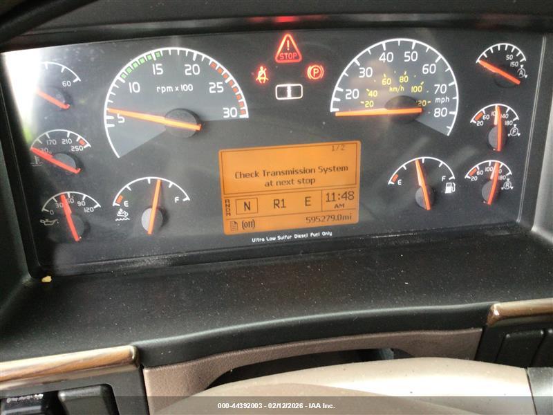 VOLVO VNL image 6