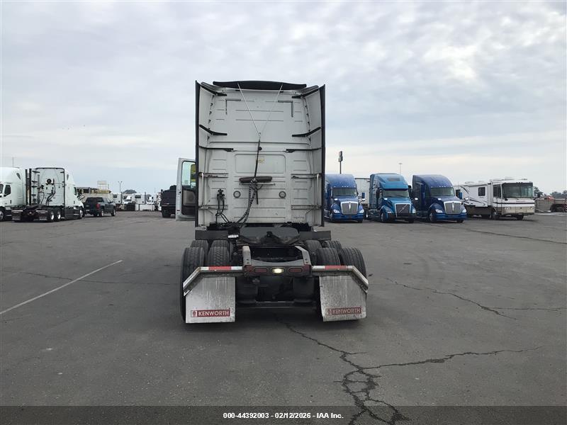 VOLVO VNL image 8