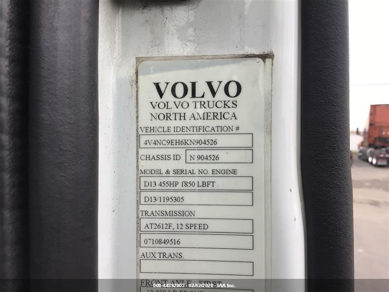 VOLVO VNL image 9