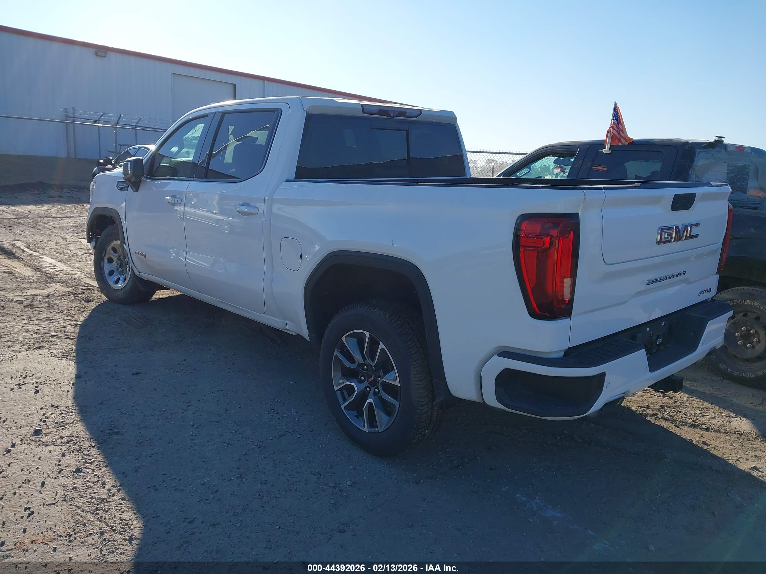 GMC SIERRA image 3