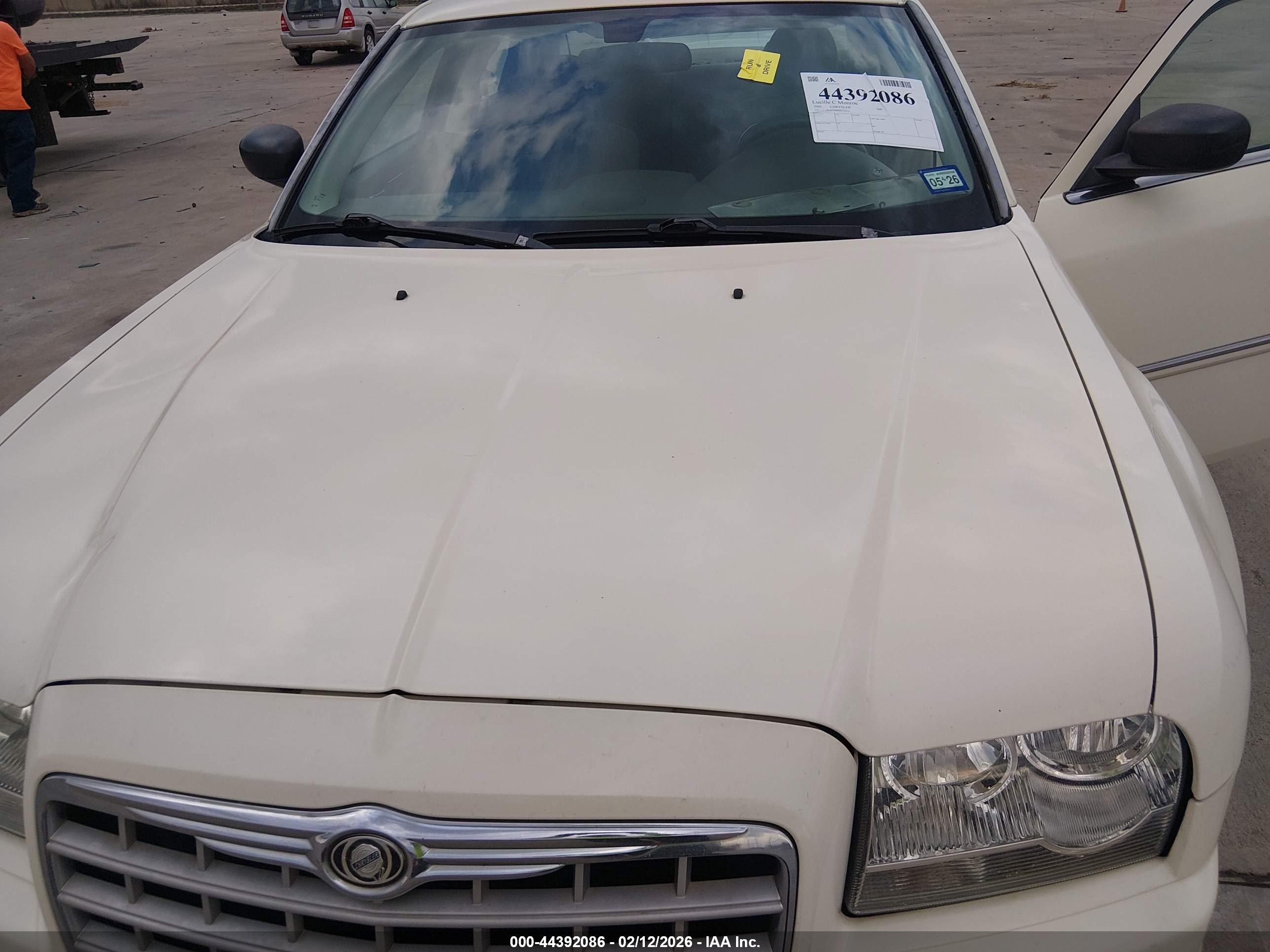 CHRYSLER 300 image 6