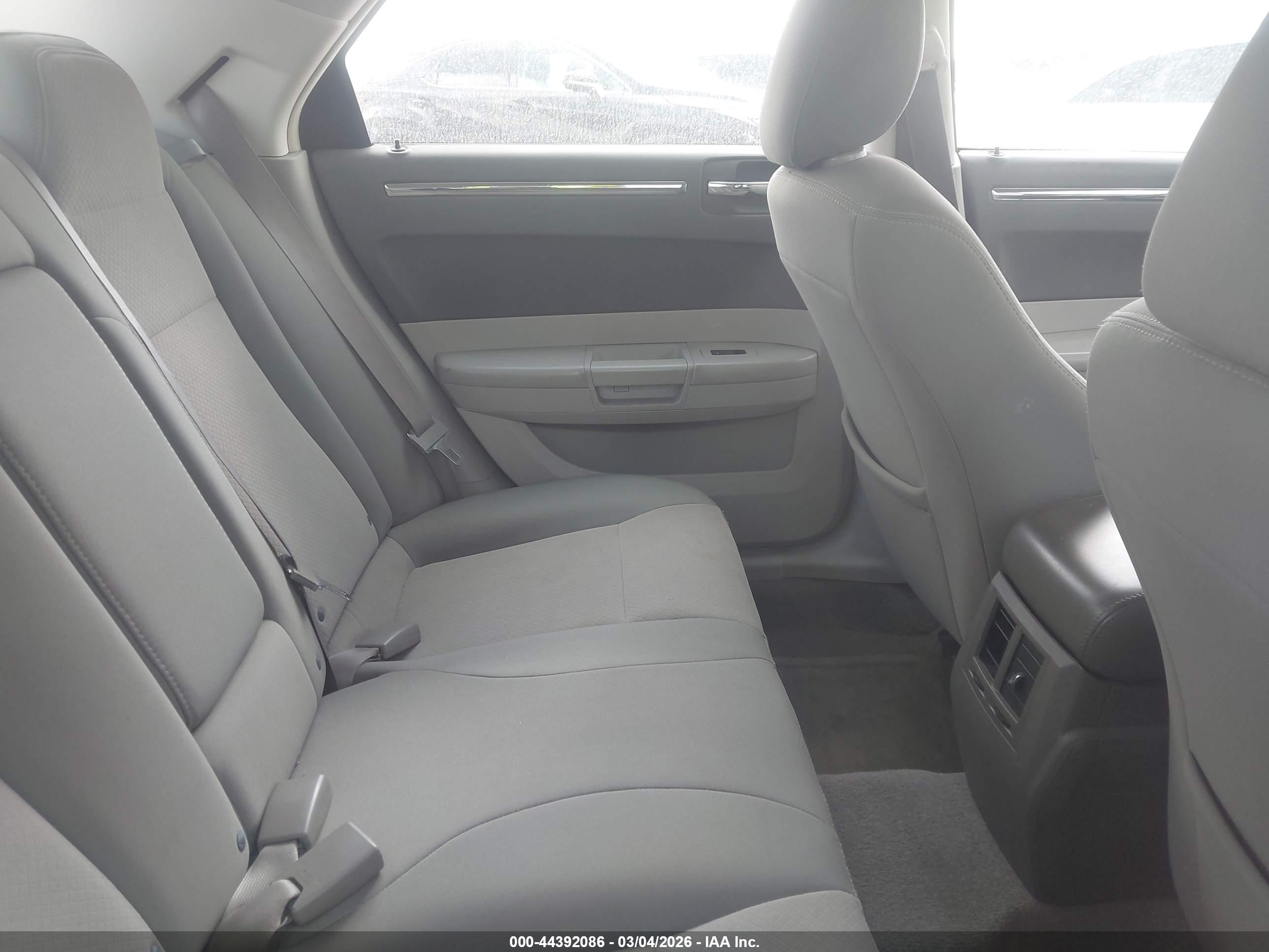 CHRYSLER 300 image 8