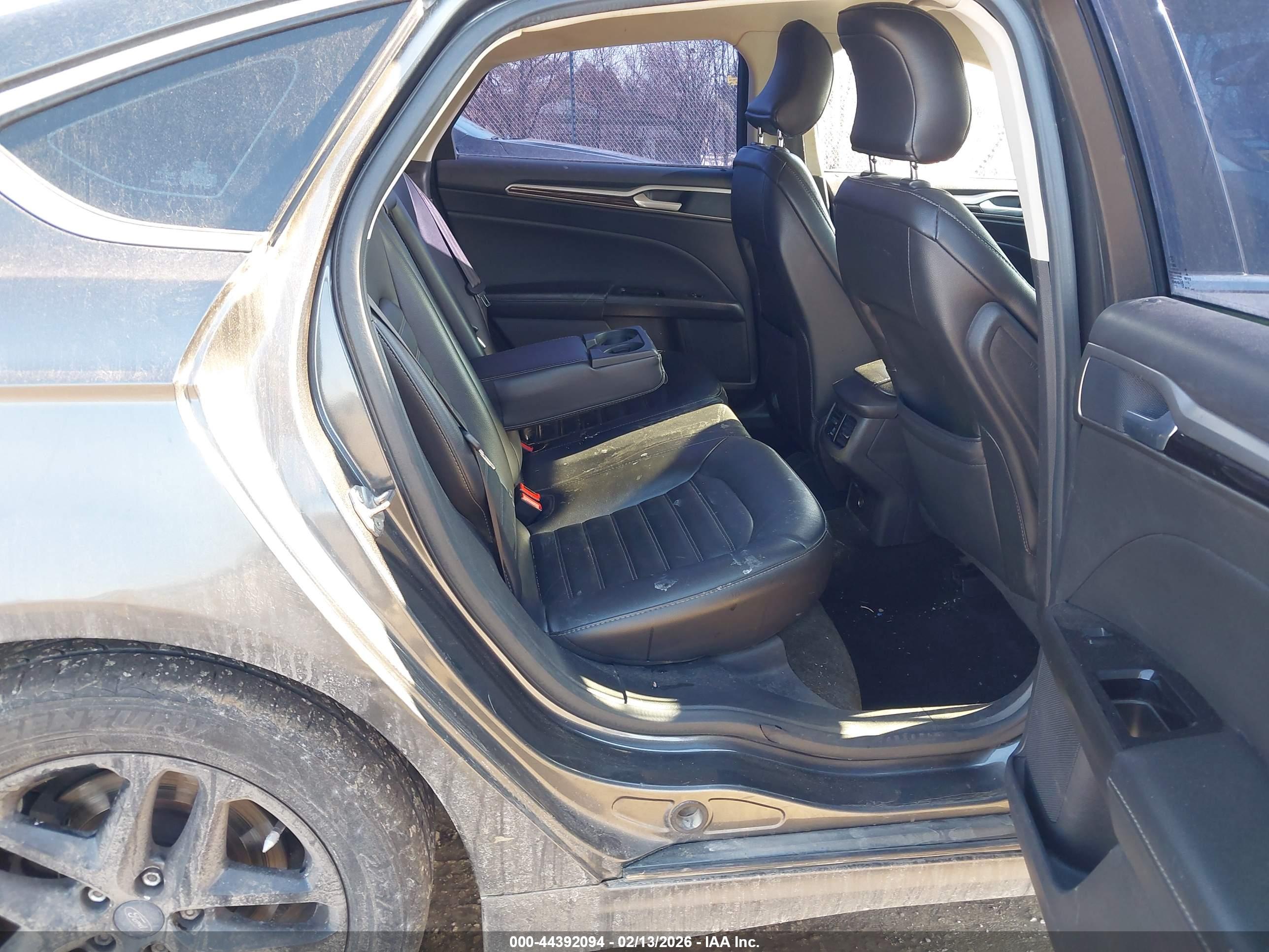 FORD FUSION image 8