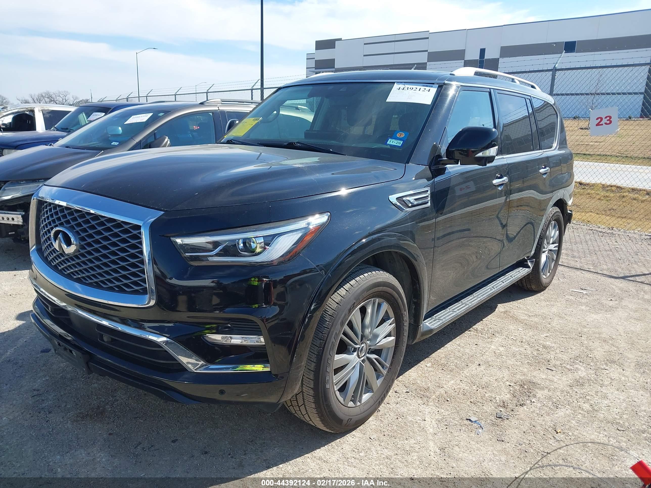 INFINITI QX80 image 2