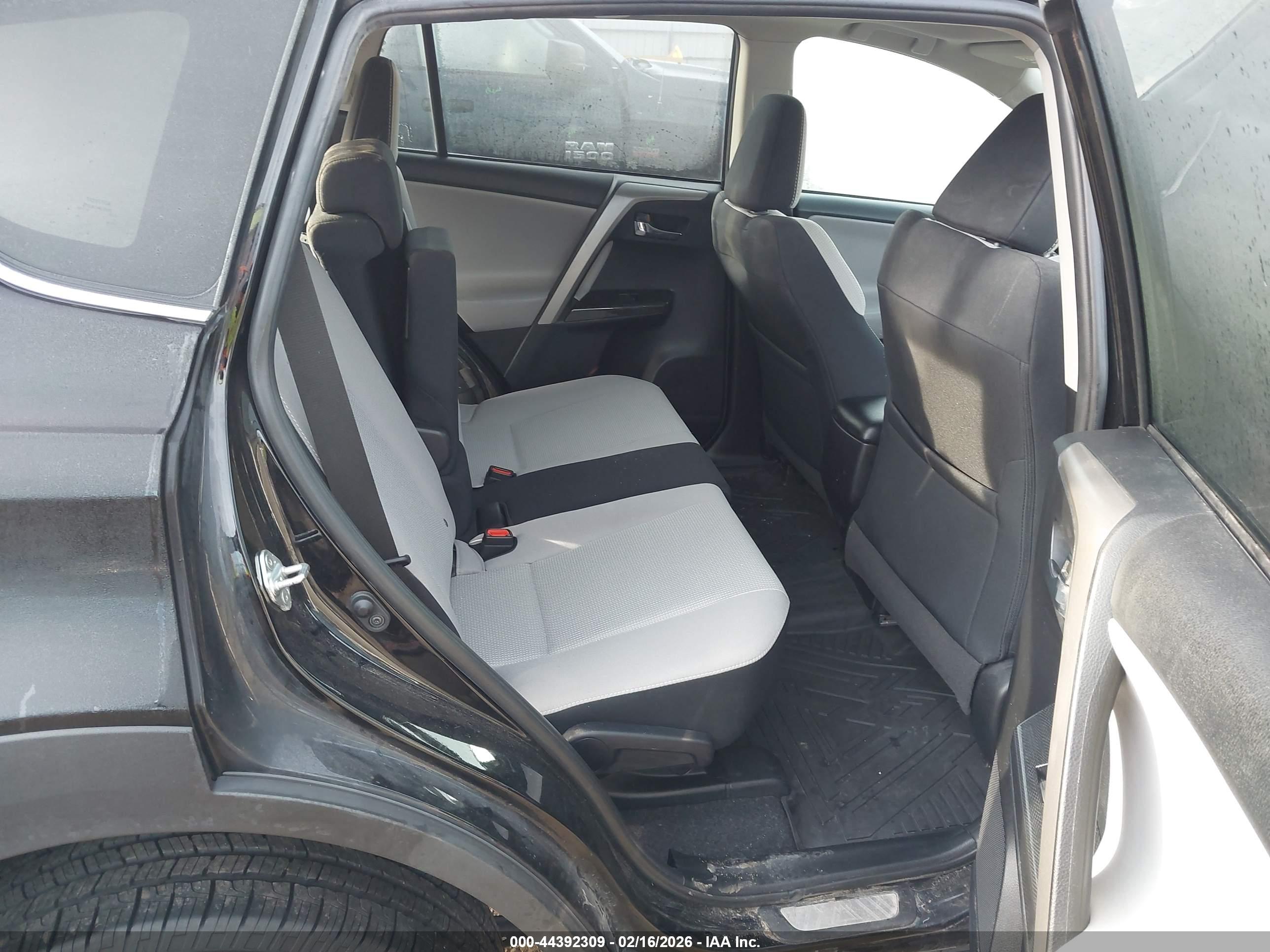 TOYOTA RAV4 image 8