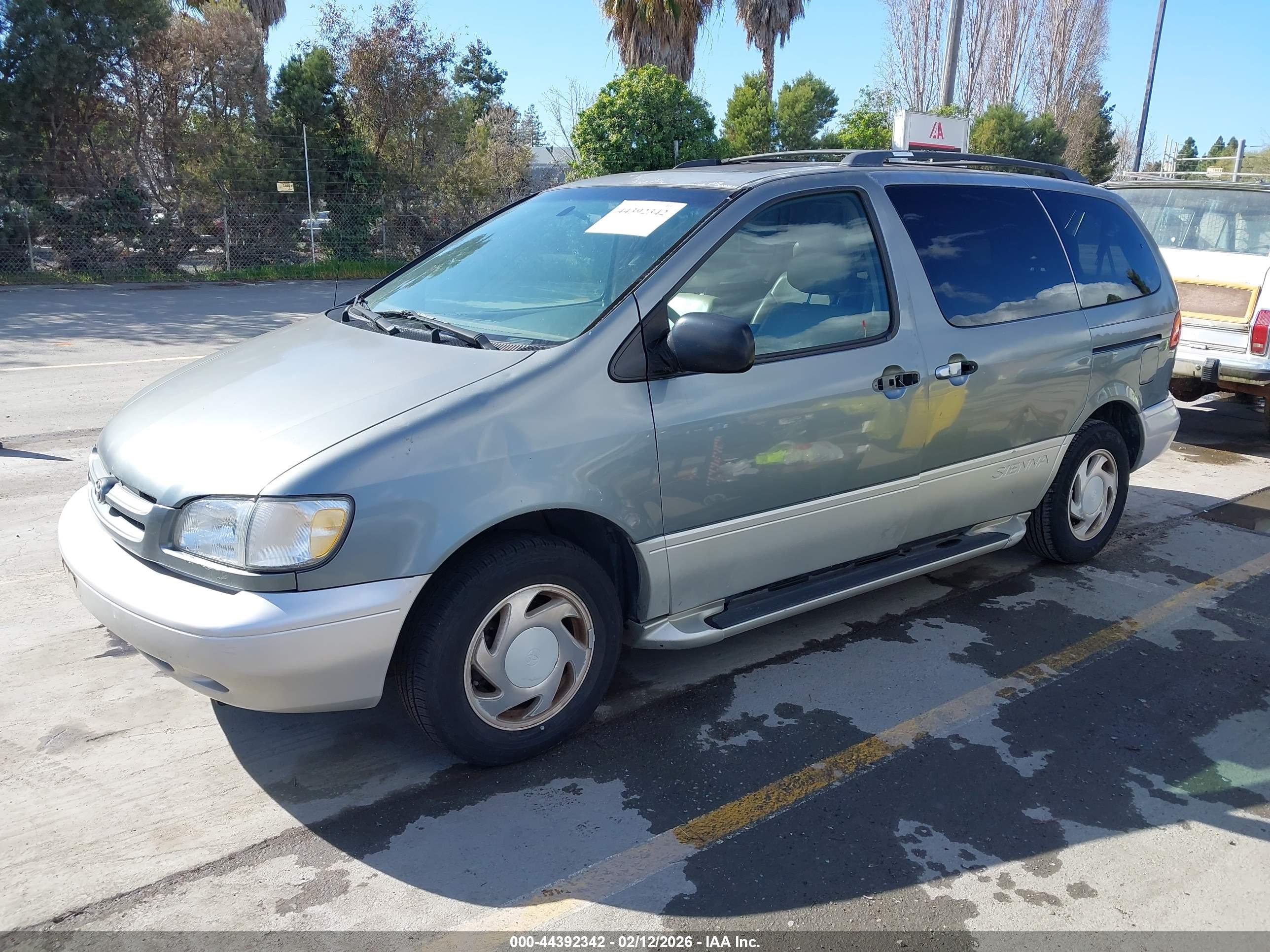 TOYOTA SIENNA image 2