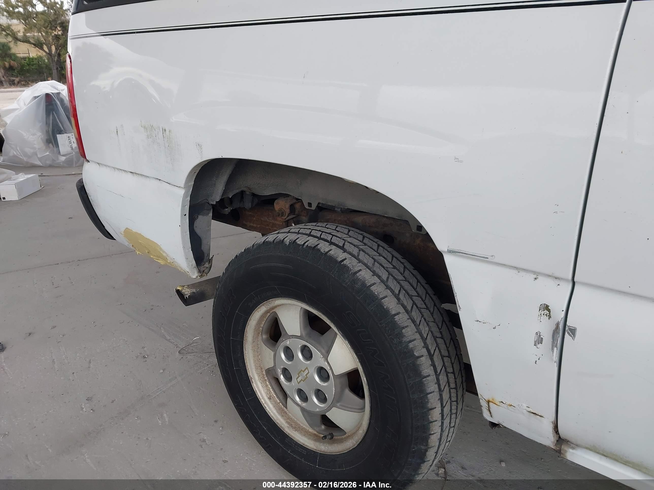 CHEVROLET SUBURBAN image 6