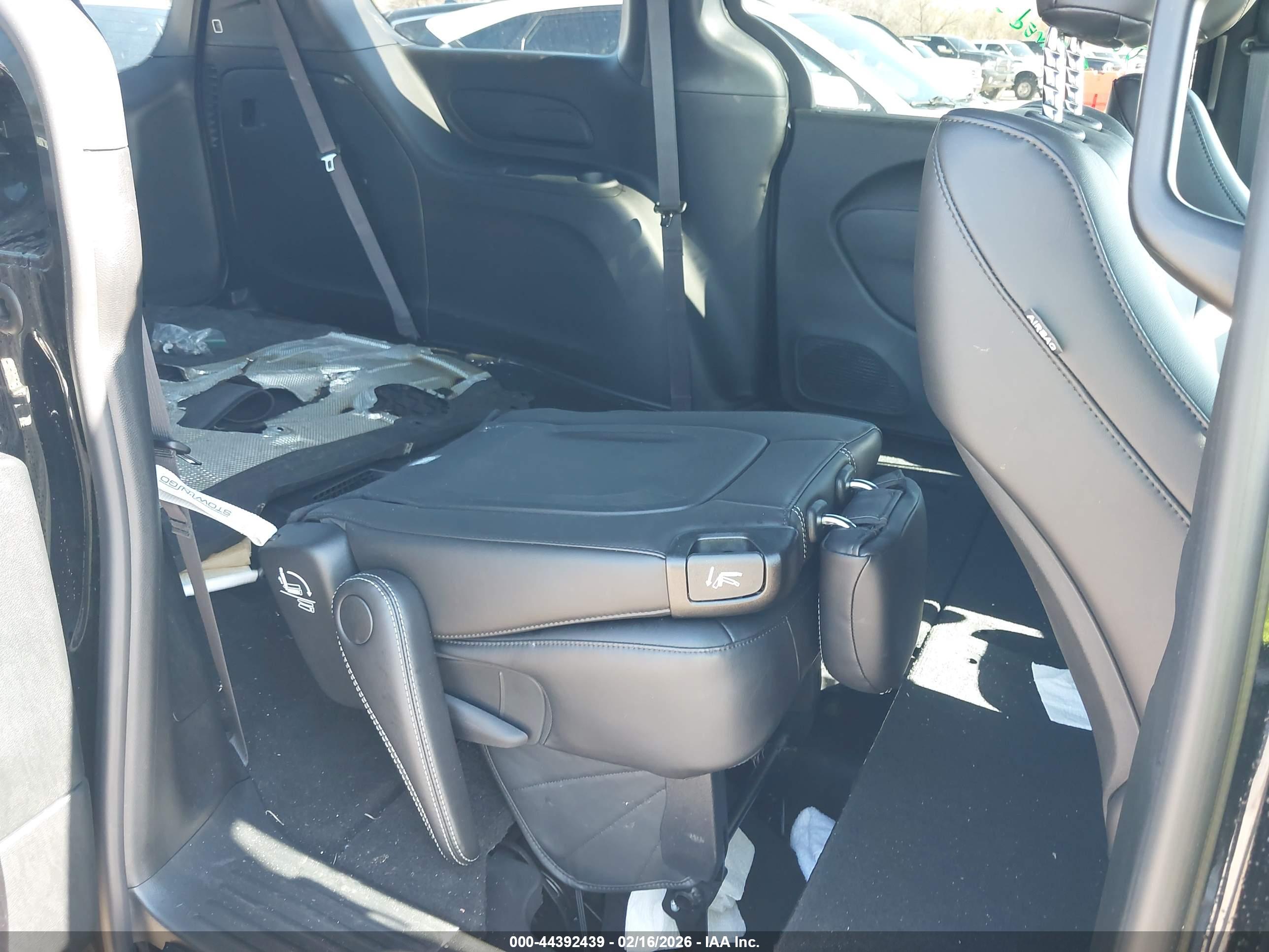 CHRYSLER PACIFICA image 8