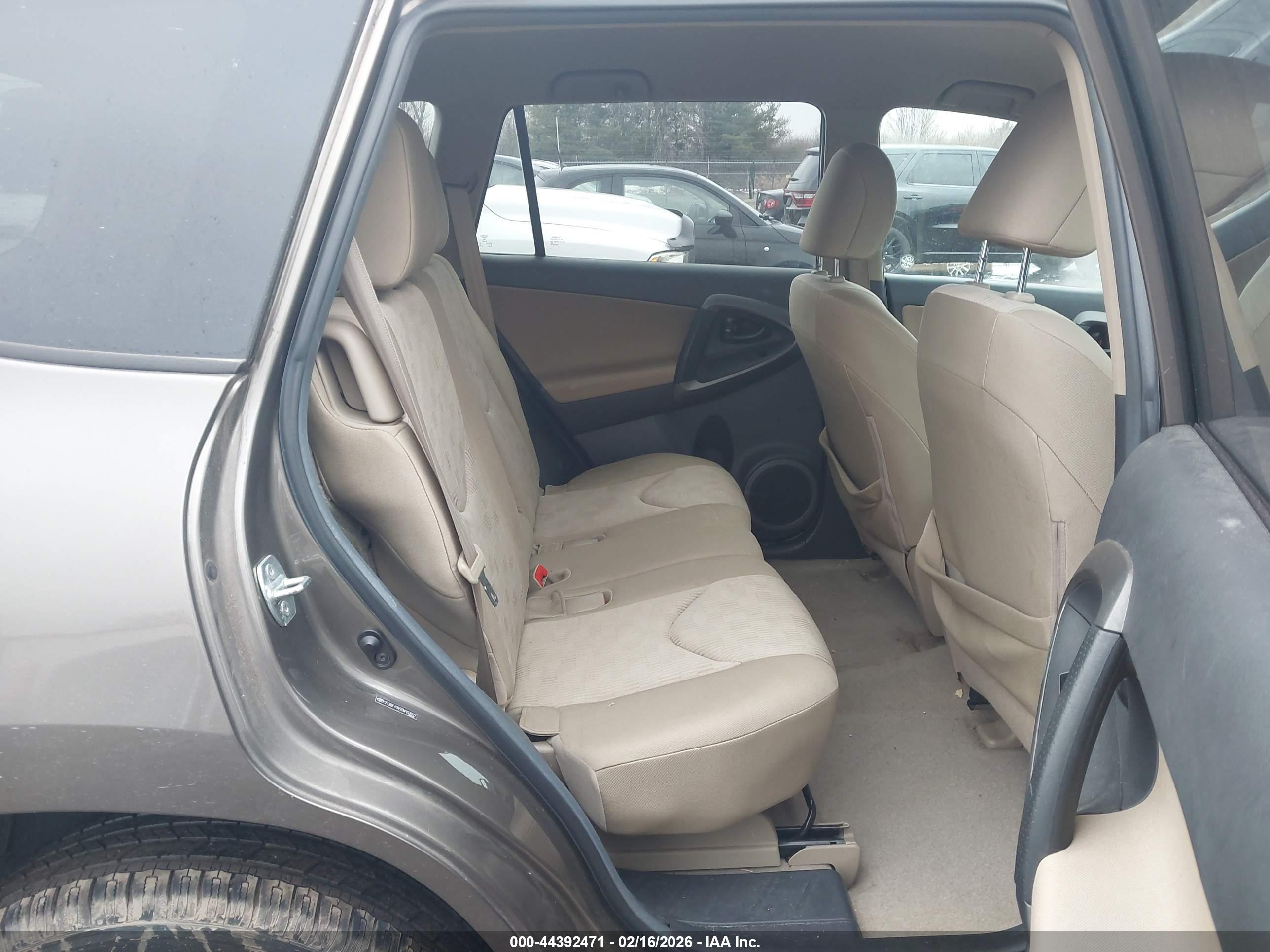 TOYOTA RAV4 image 8