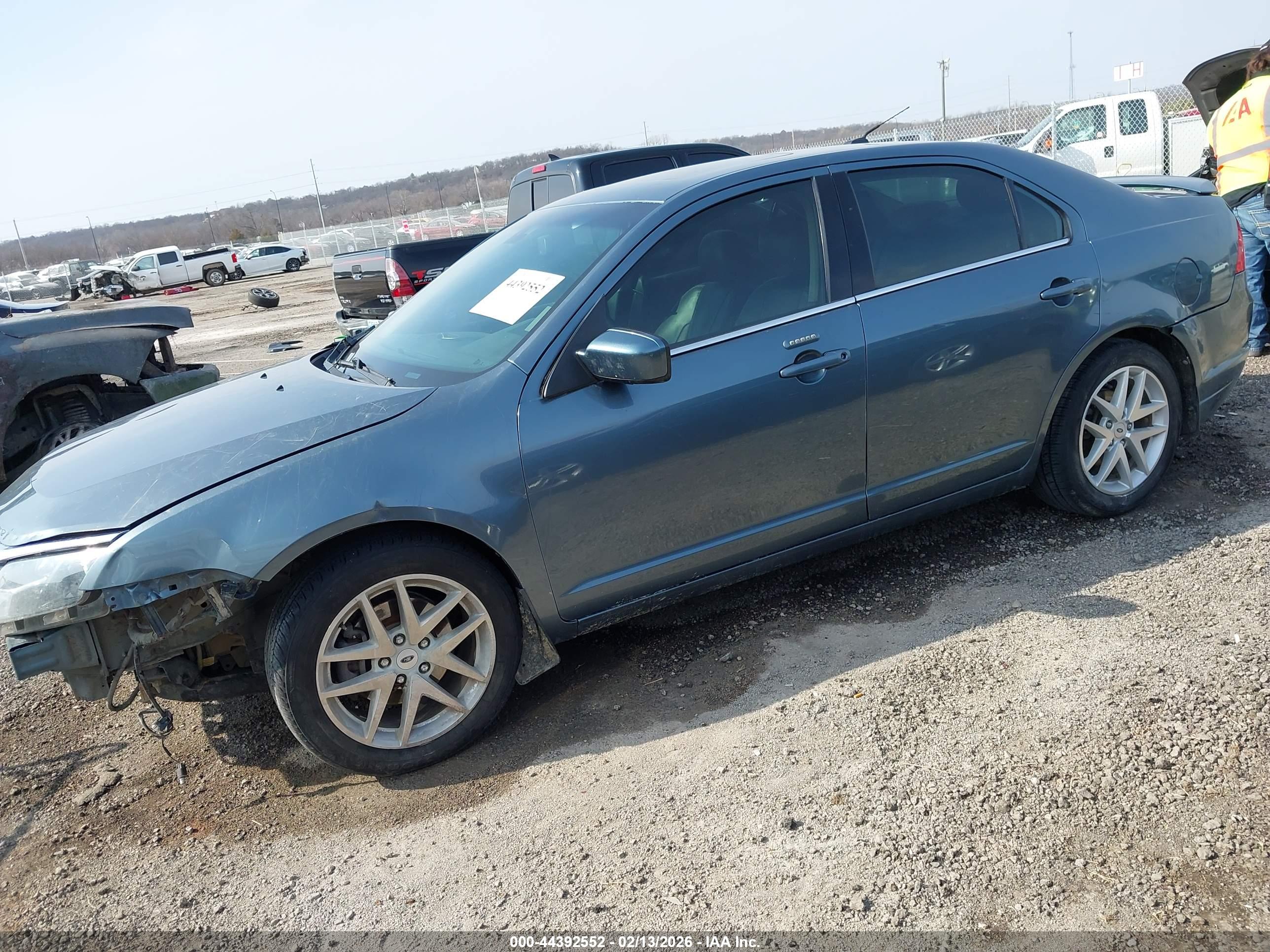 FORD FUSION image 2