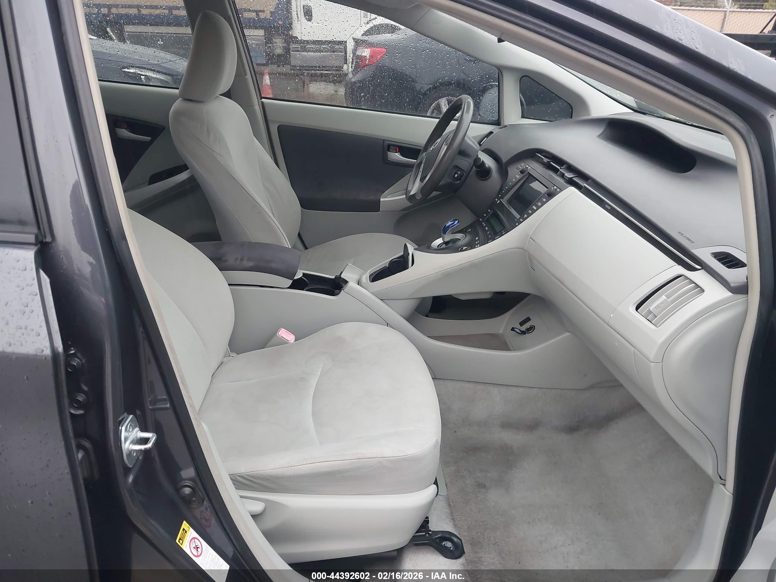 TOYOTA PRIUS image 5