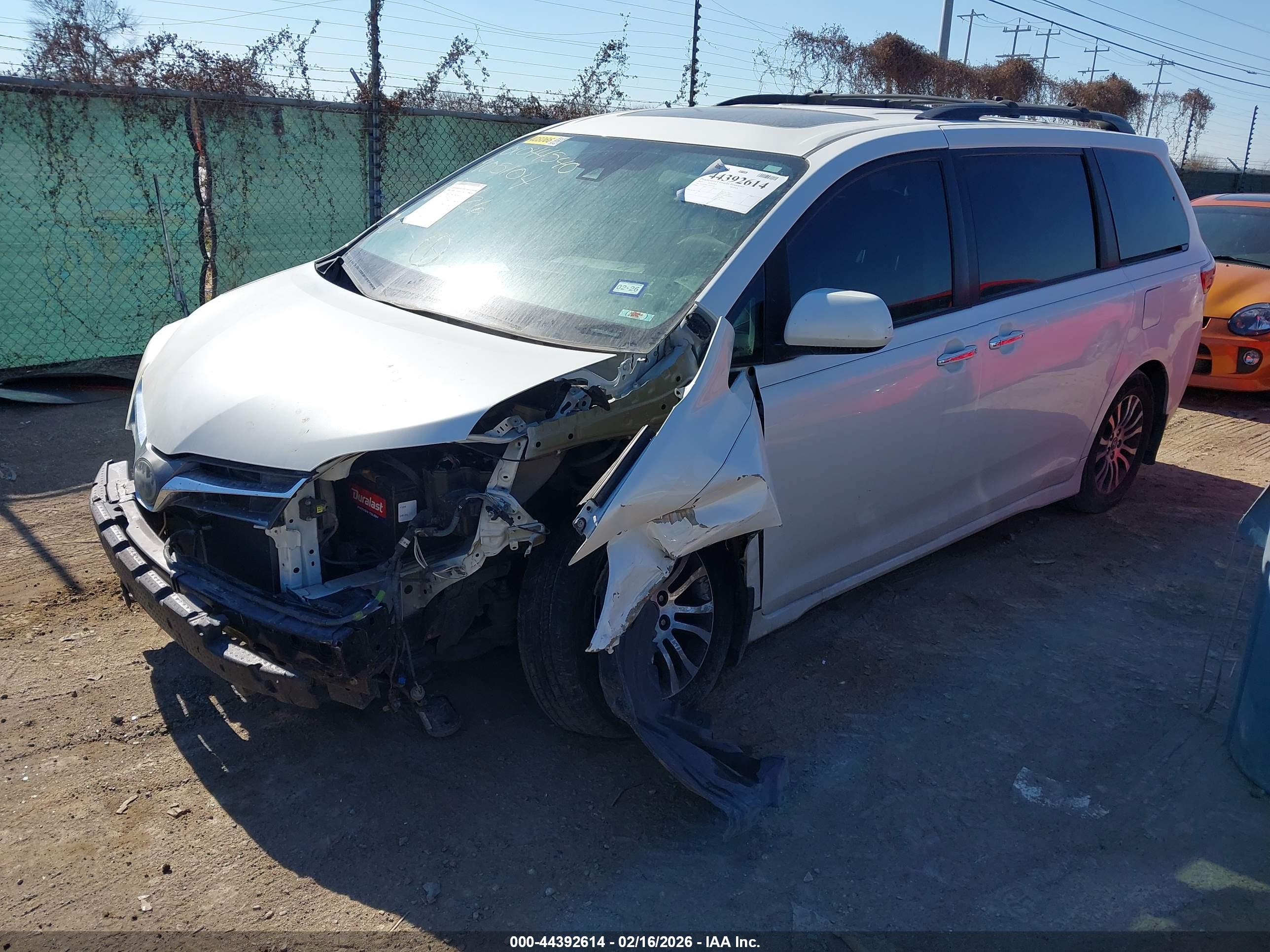TOYOTA SIENNA image 2