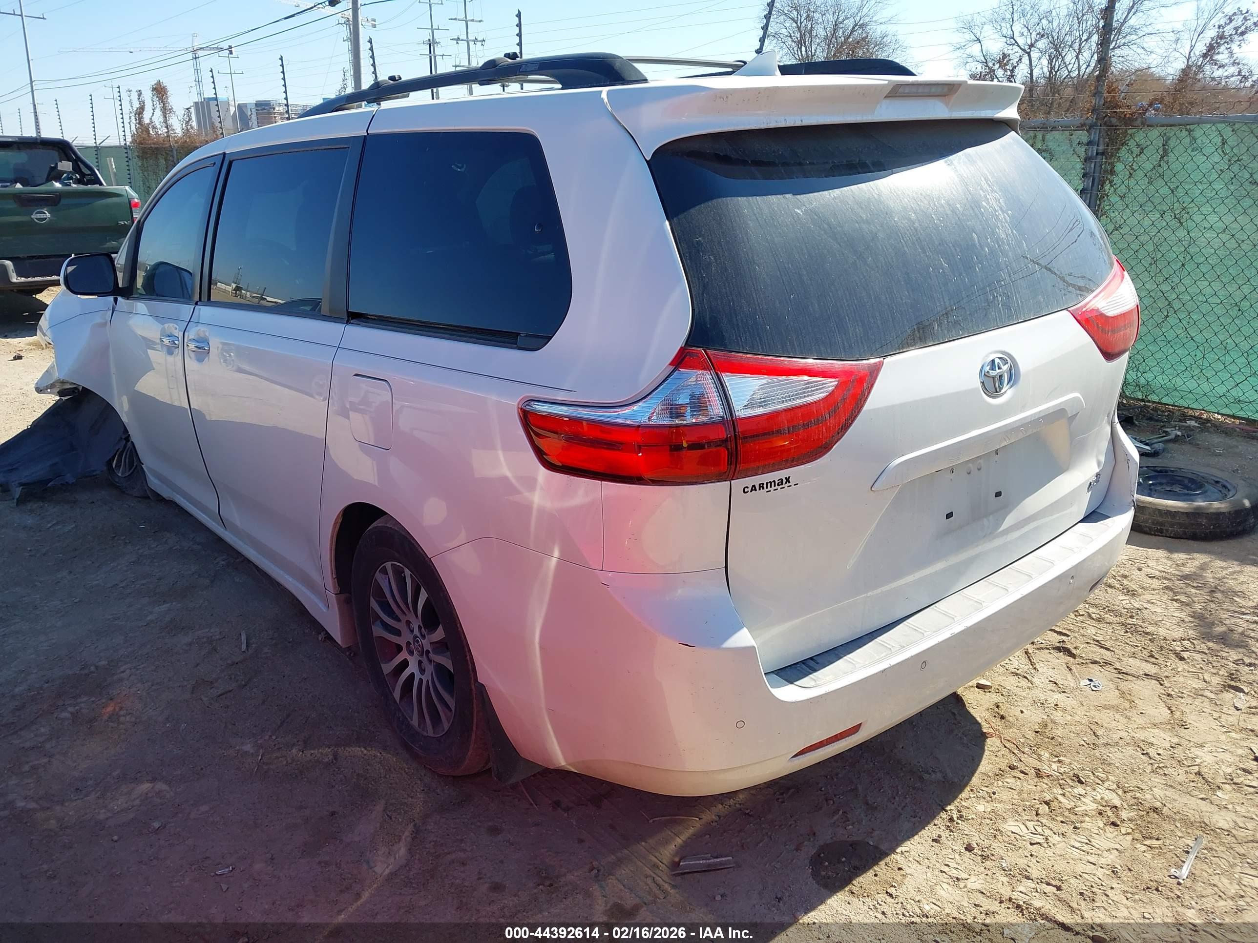 TOYOTA SIENNA image 3
