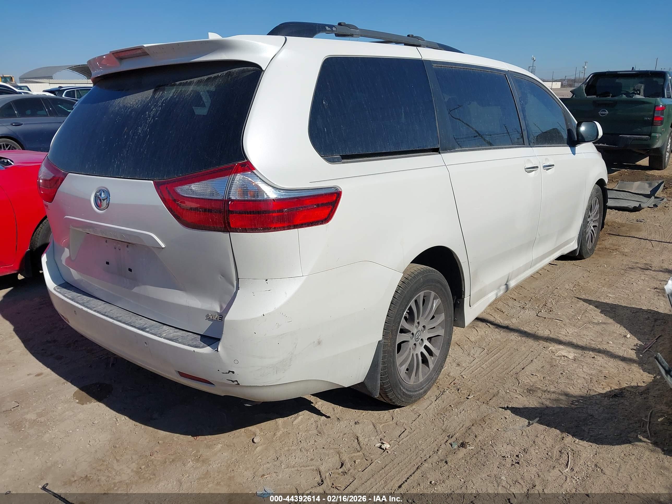 TOYOTA SIENNA image 4