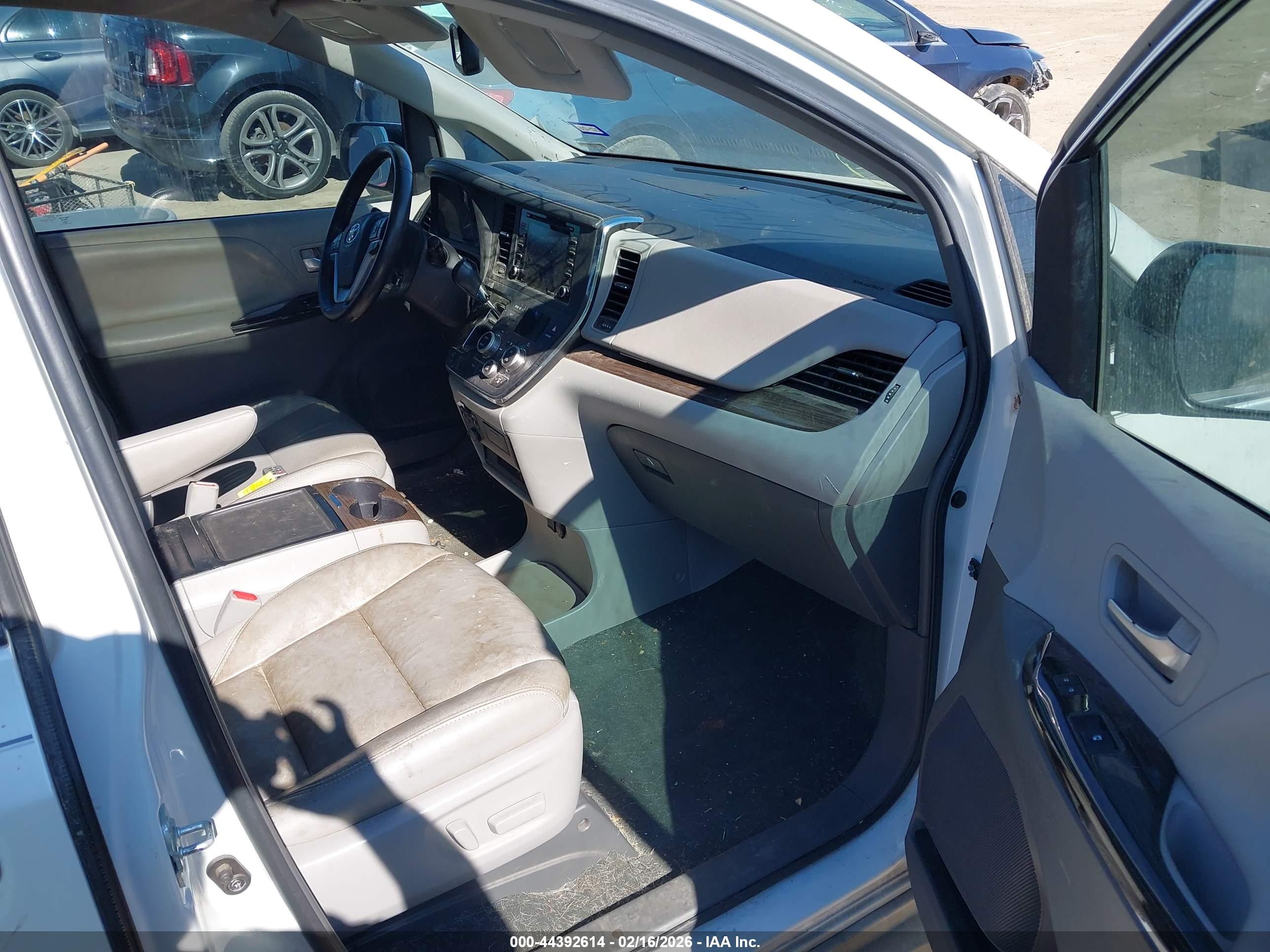 TOYOTA SIENNA image 5