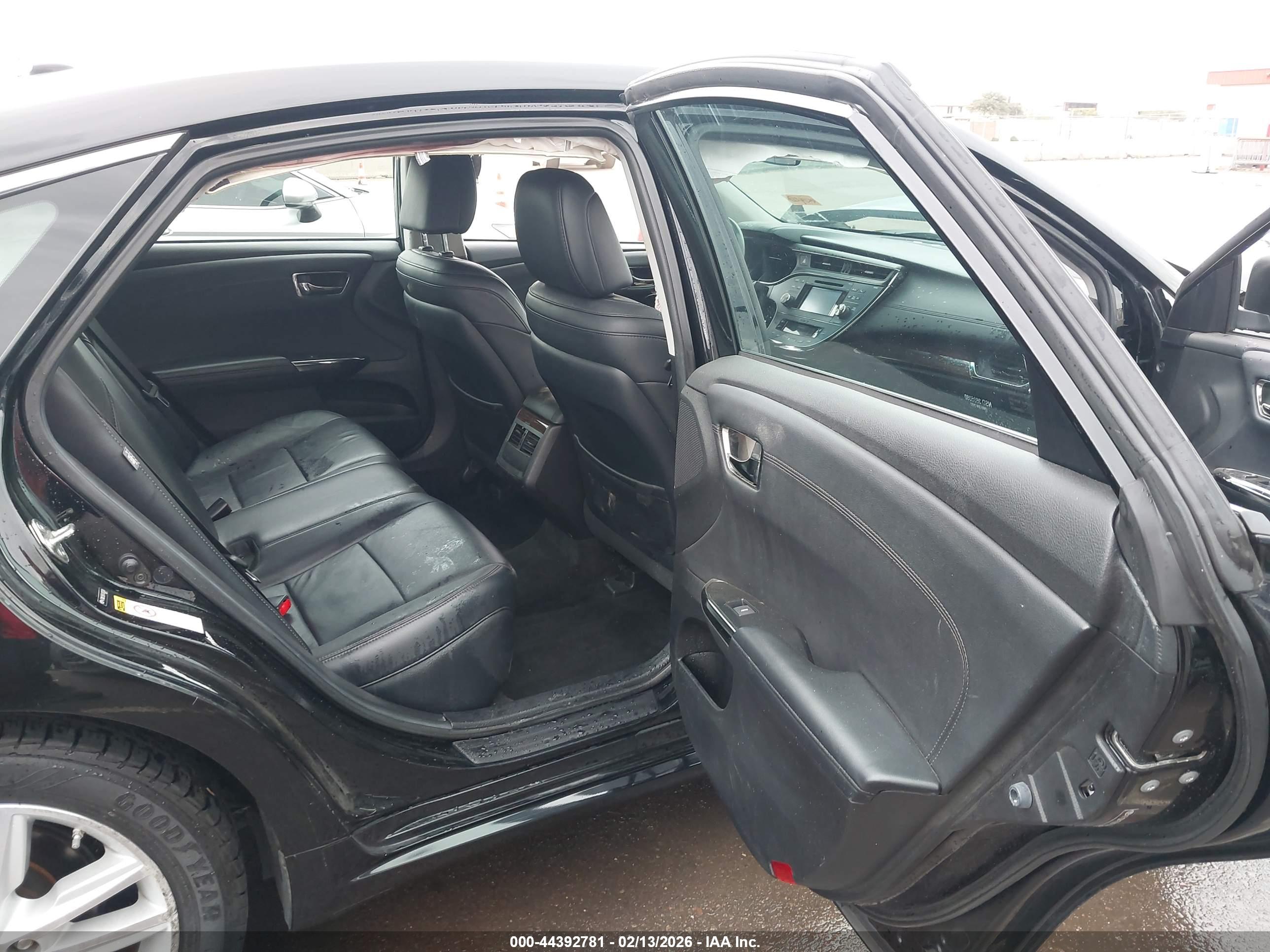 TOYOTA AVALON image 8