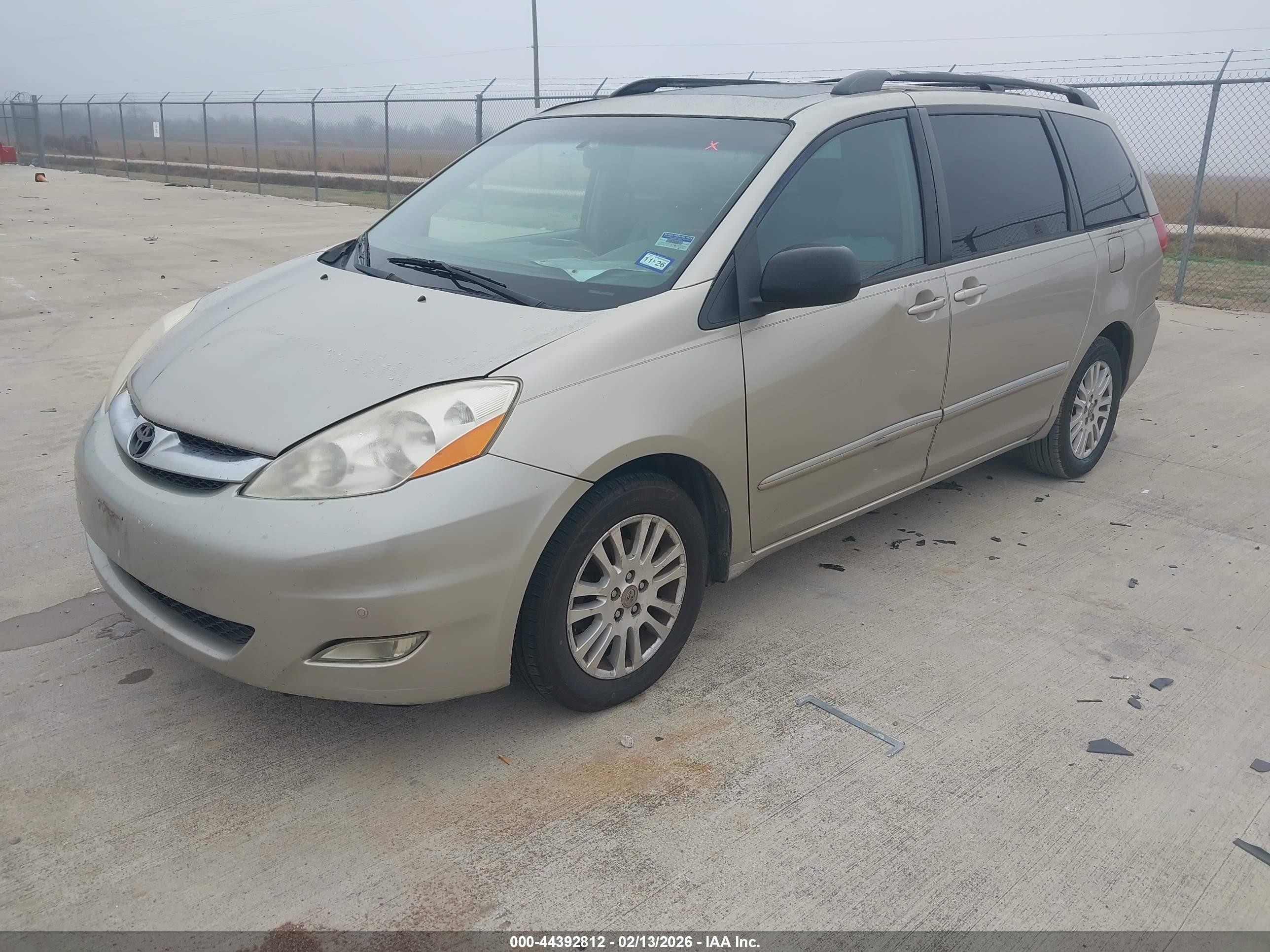 TOYOTA SIENNA image 2