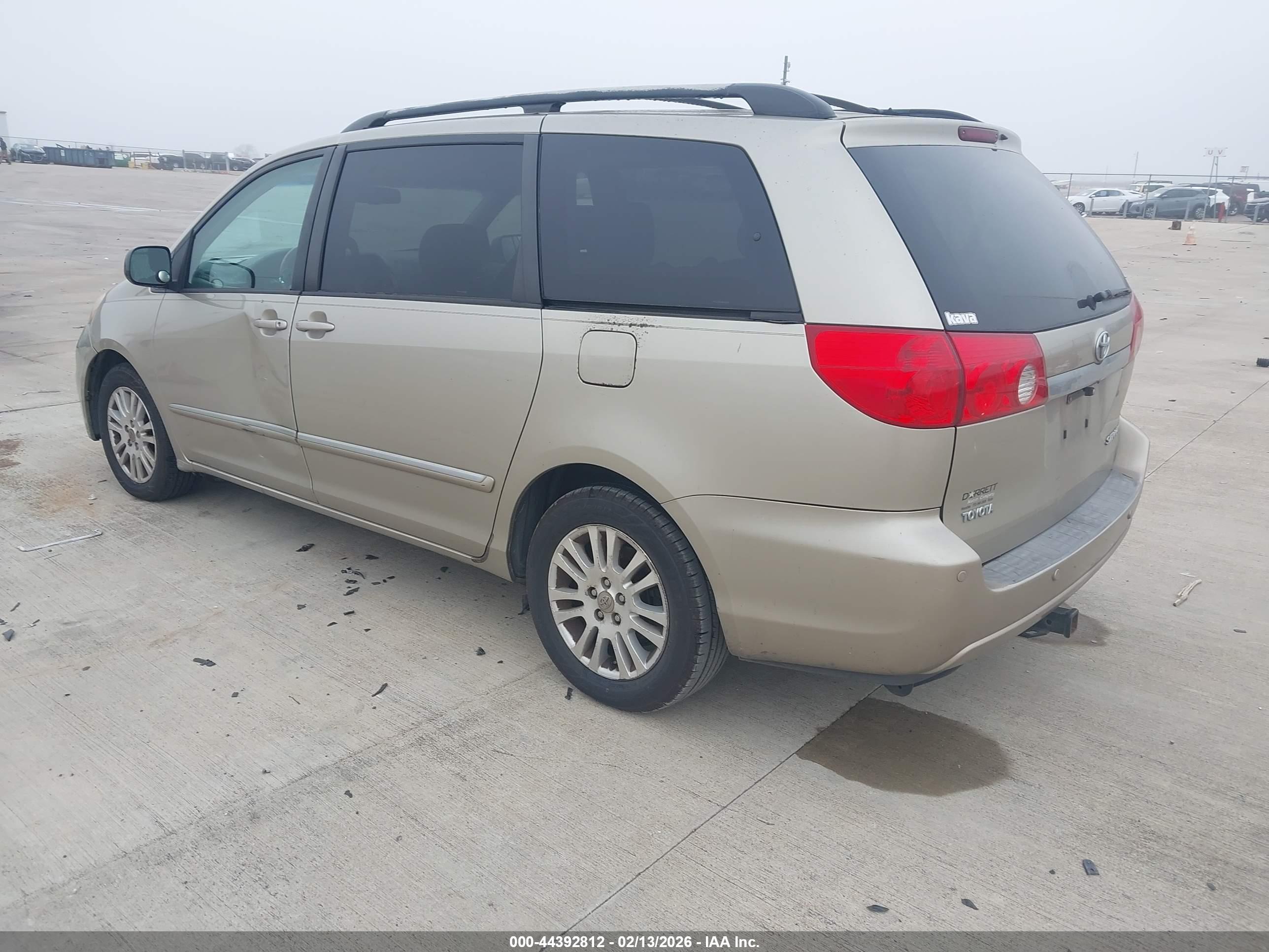 TOYOTA SIENNA image 3